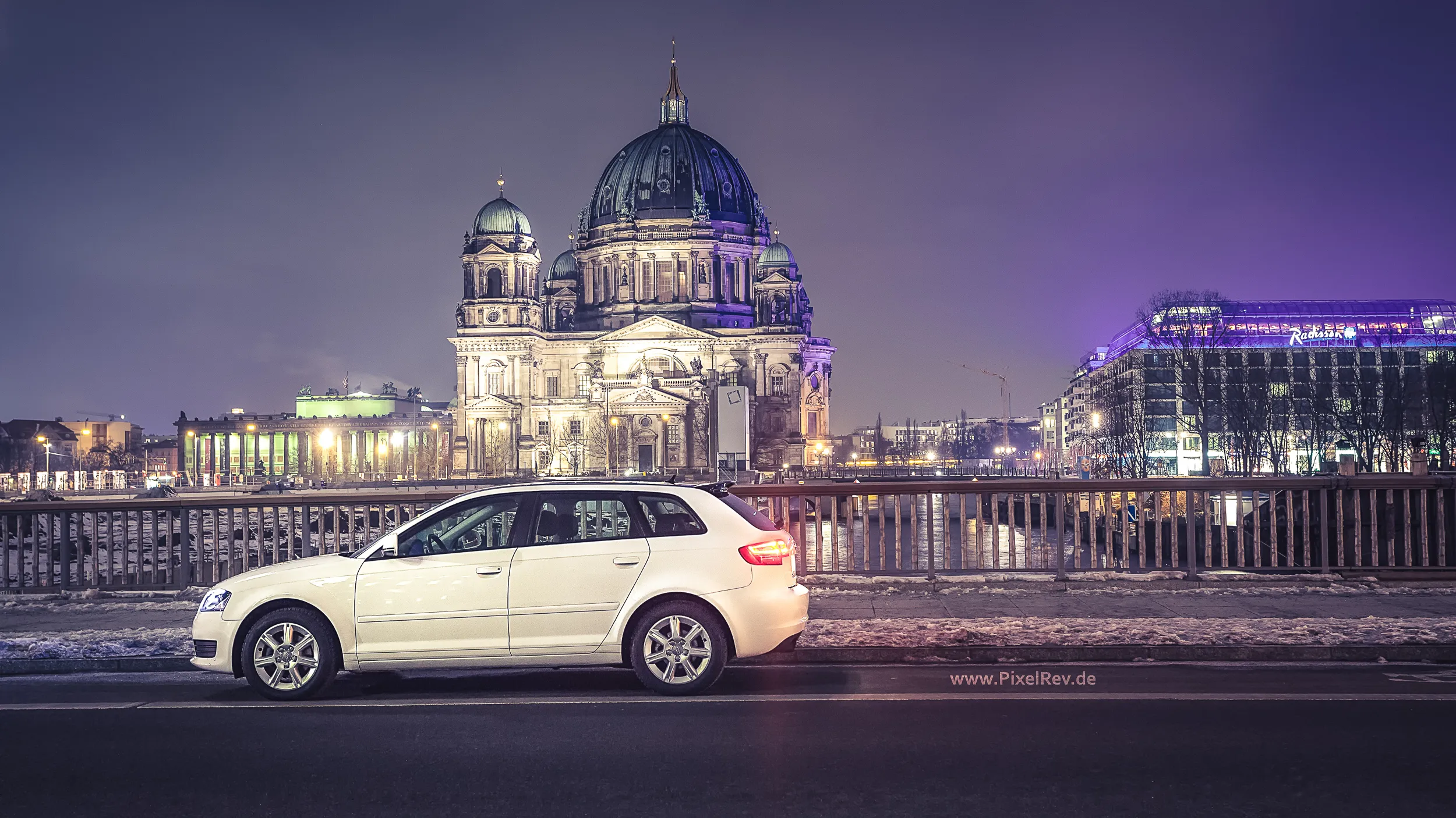 Weißer Audi A3 Sportback nachts vor dem beleuchteten Berliner Dom