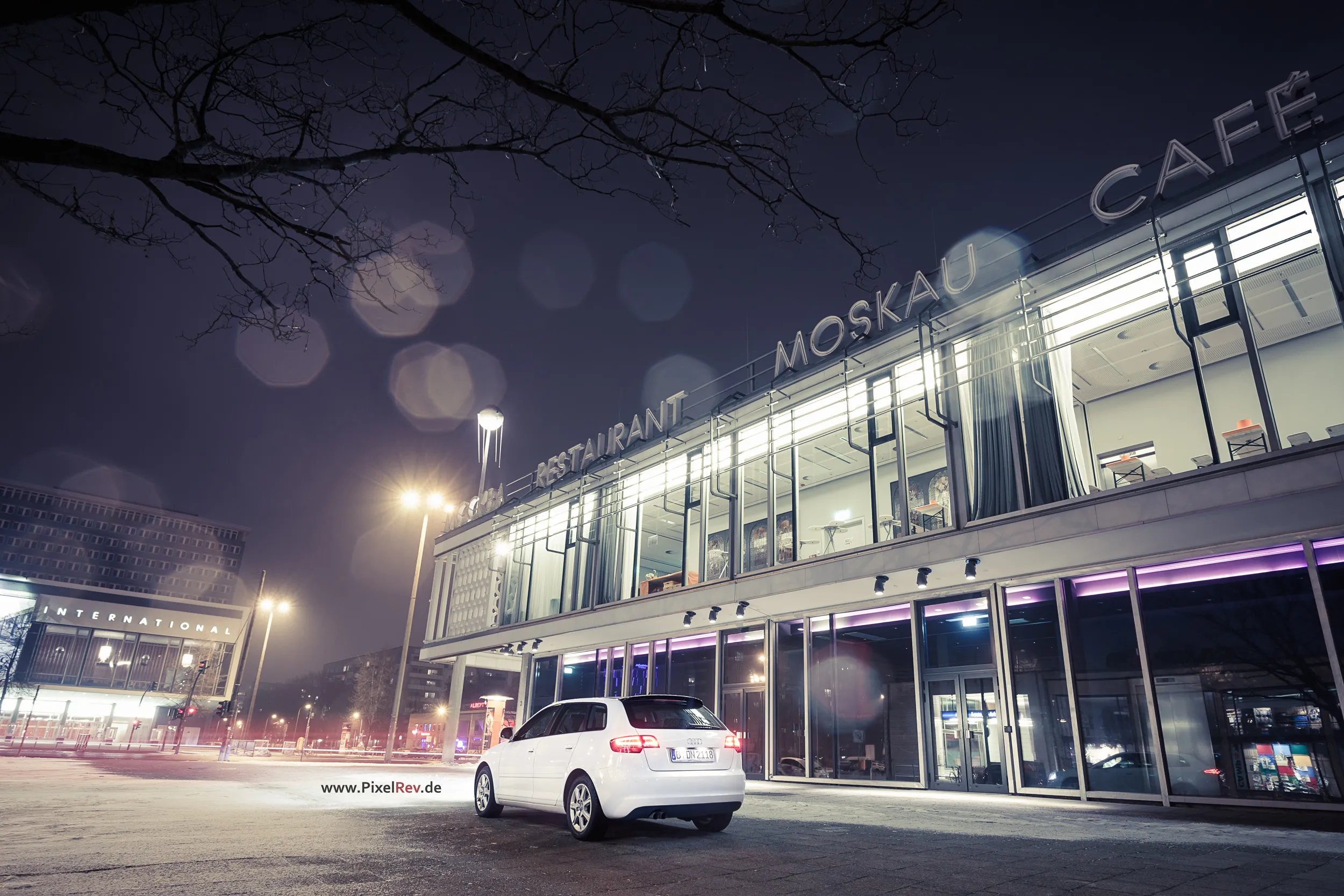 Weißer Audi A3 Sportback nachts vor dem Café Moskau in Berlin