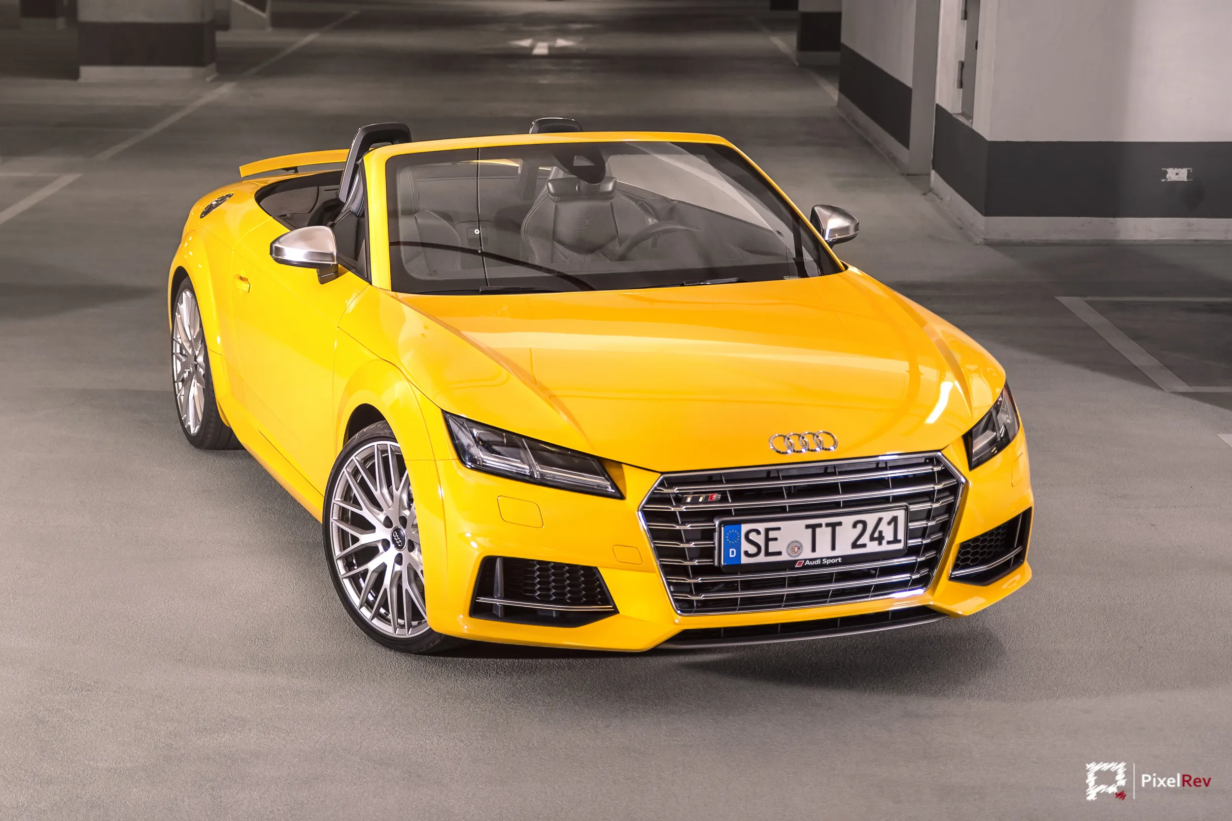 Gelber Audi TTS Roadster mit offenem Verdeck in der Dreiviertel-Frontansicht