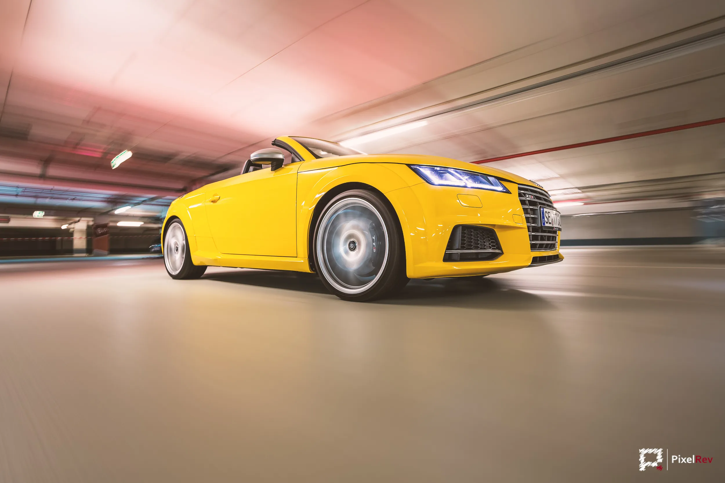 Gelber Audi TTS Roadster im Rig Shot in einer Tiefgarage