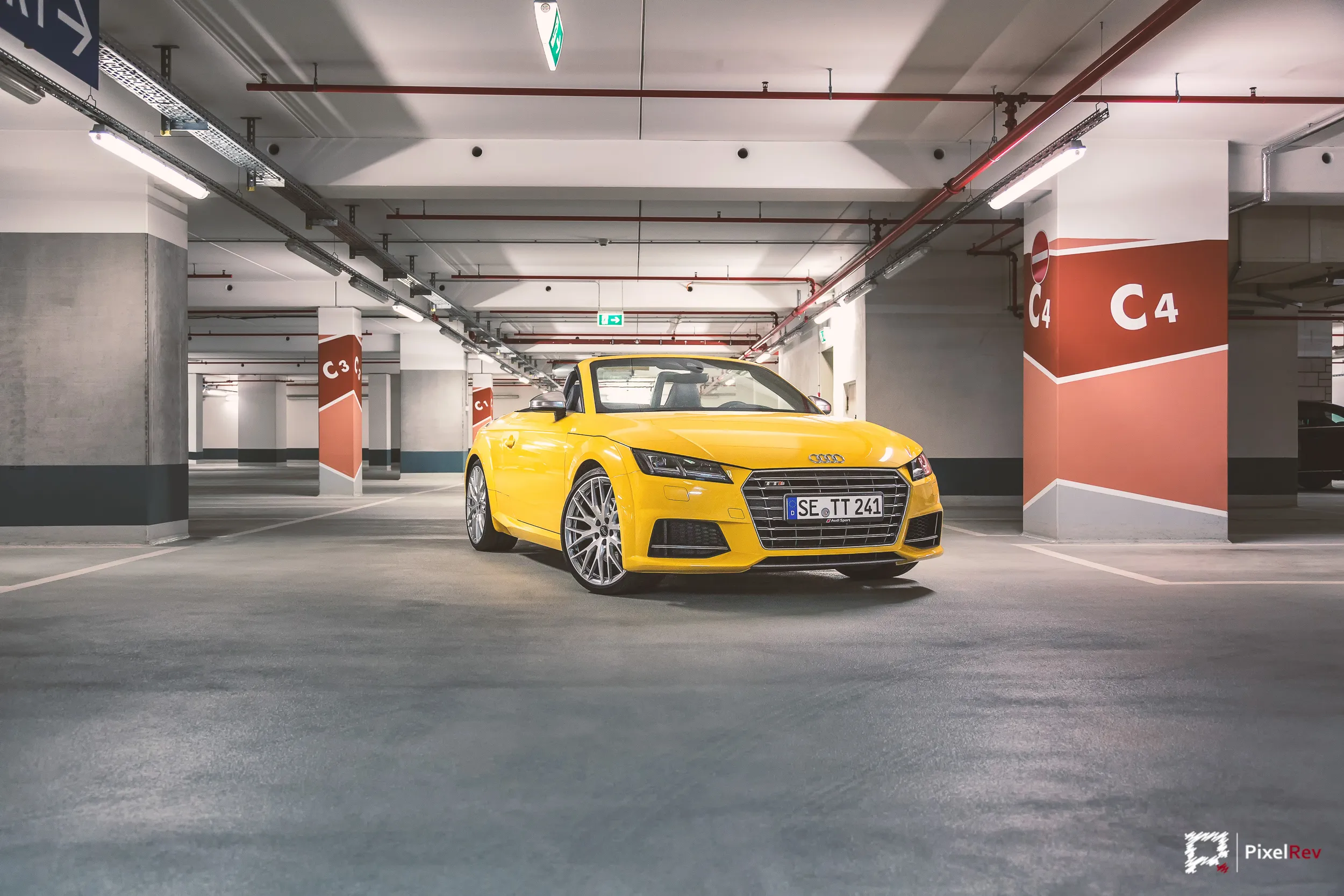 Gelber Audi TTS Roadster in einer hellen Tiefgarage