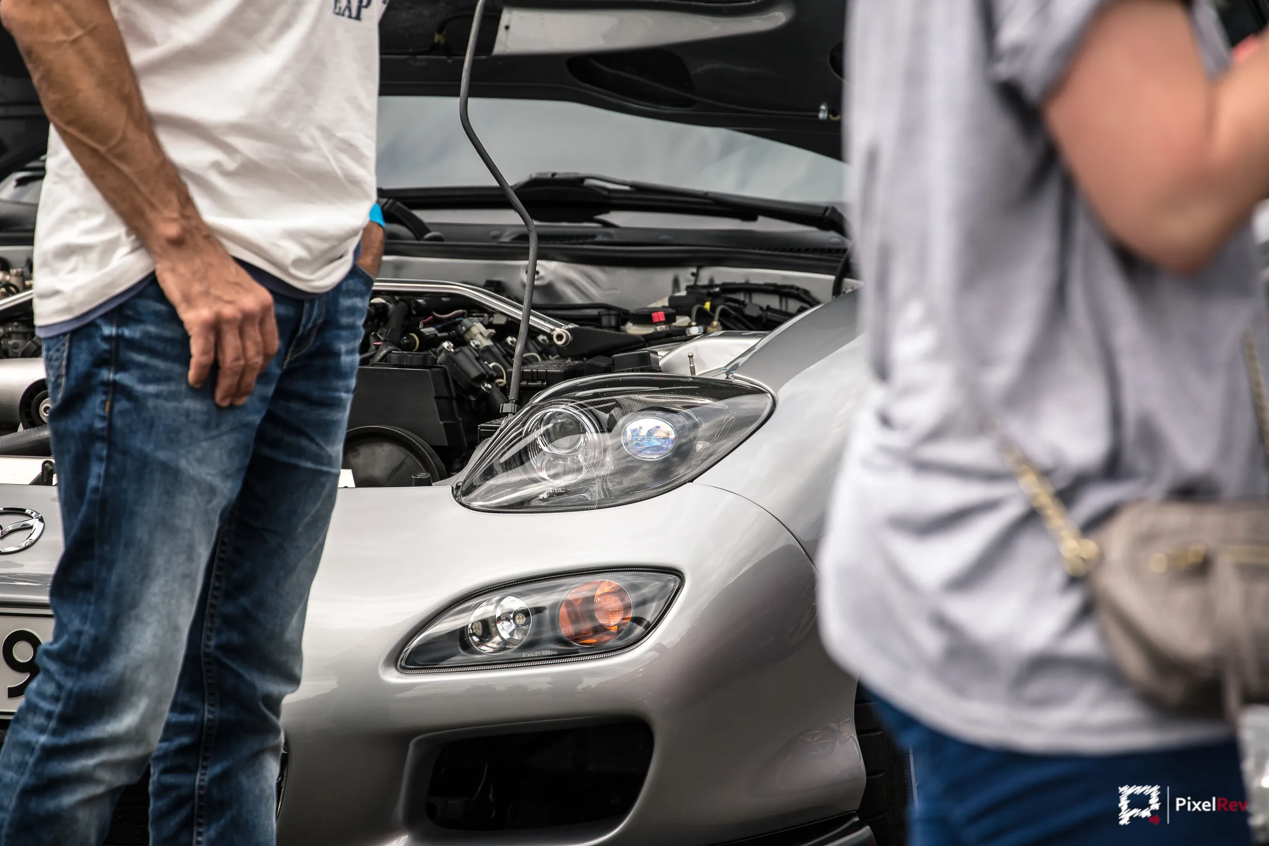 Besucher vor einem silbernen Sportwagen mit geöffneter Motorhaube beim Fast Car Festival 2016