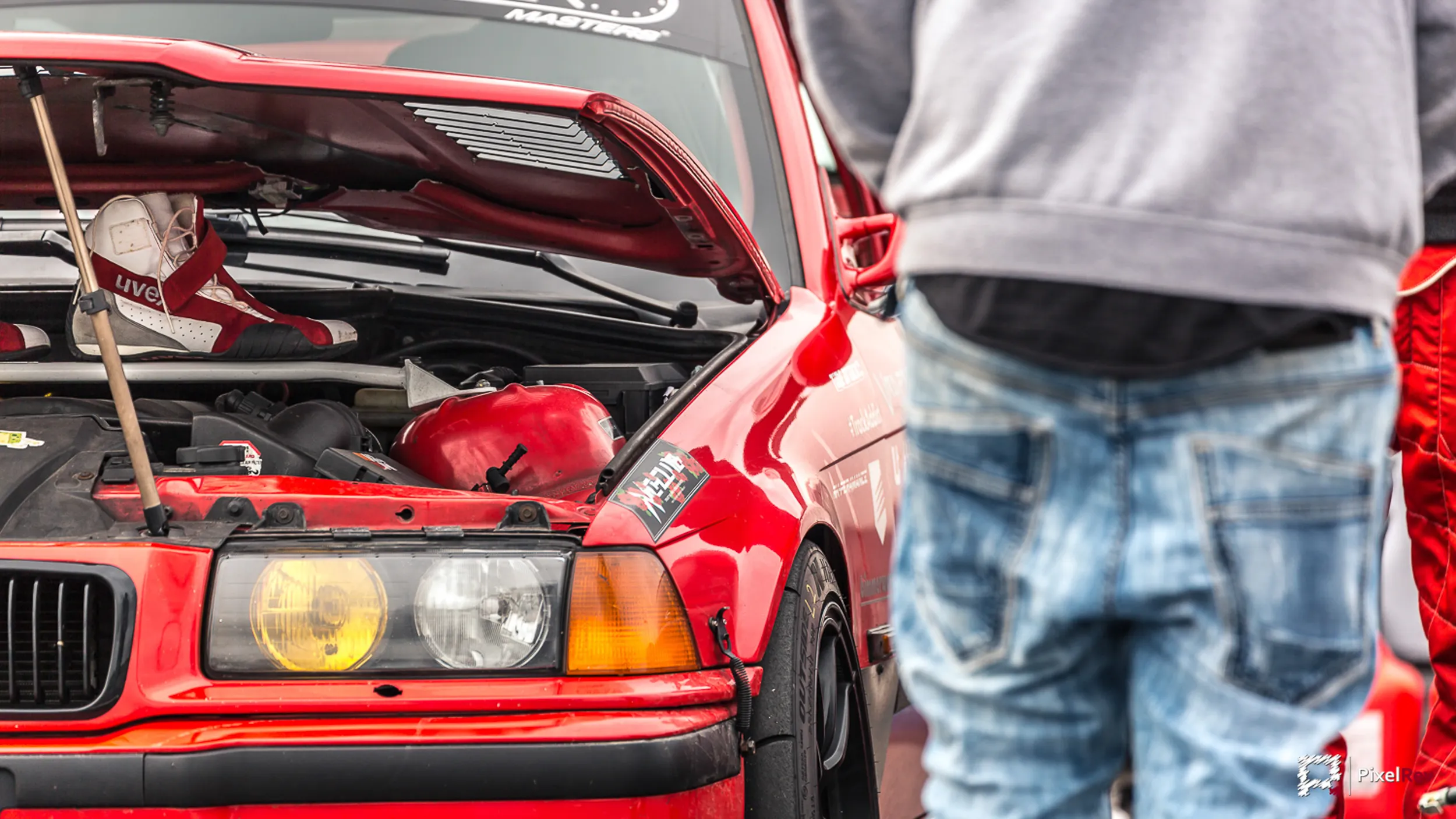 Roter BMW 3er E36 mit geöffneter Motorhaube