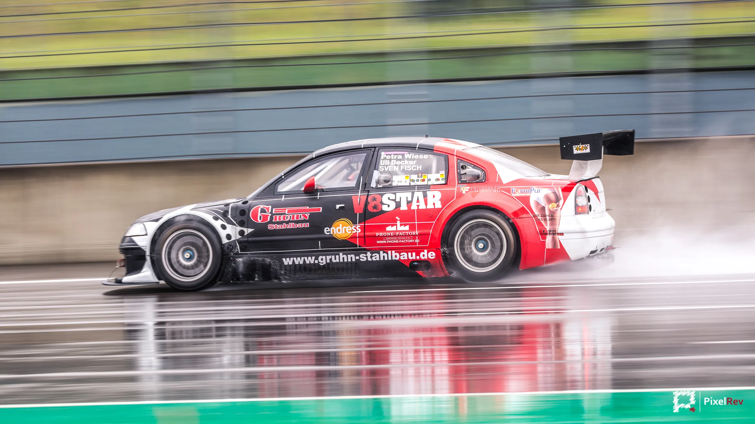 BMW Tourenwagen im Mitzieher auf nasser Strecke am Lausitzring