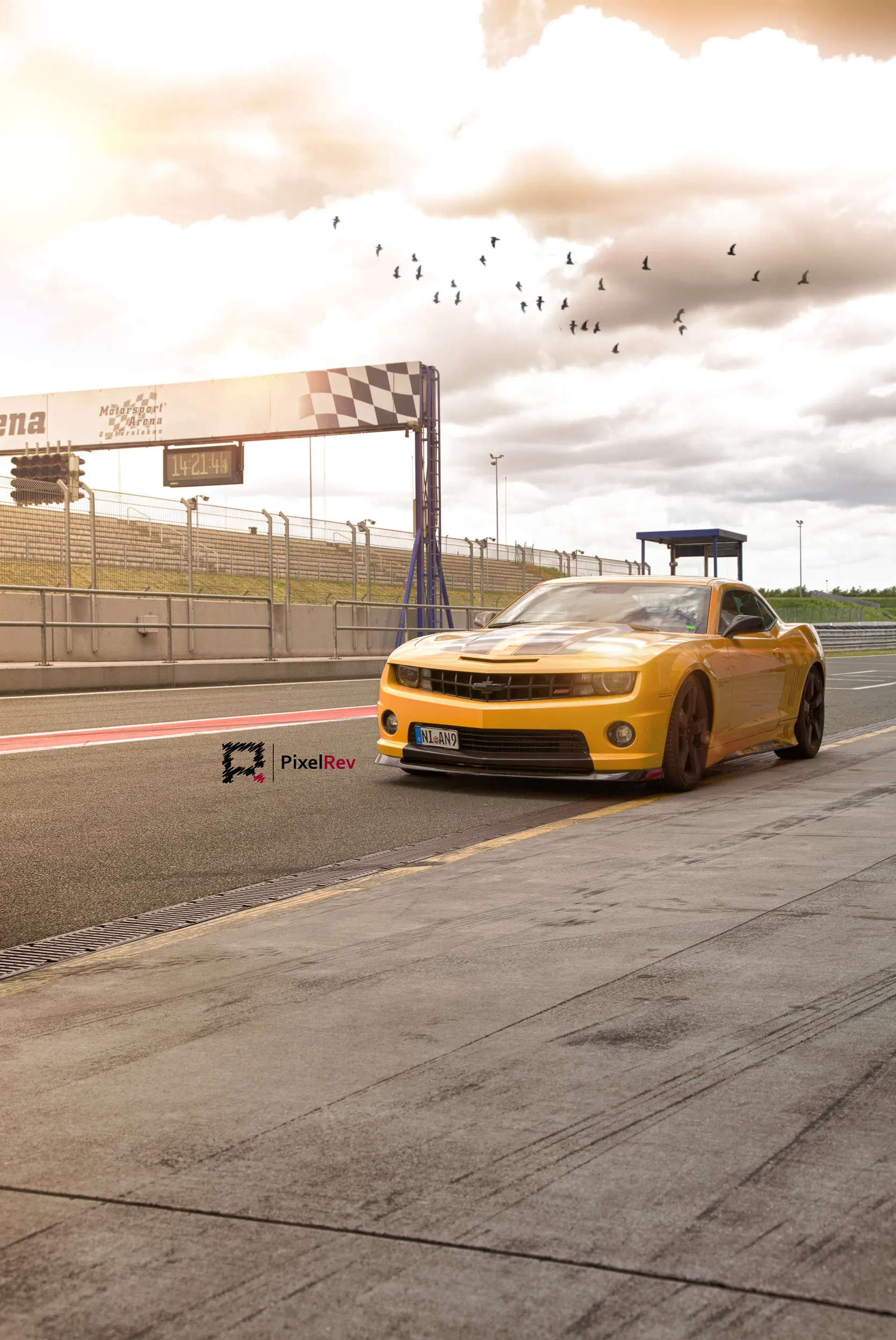 Gelber Chevrolet Camaro unter der Start-Ziel-Brücke in Oschersleben
