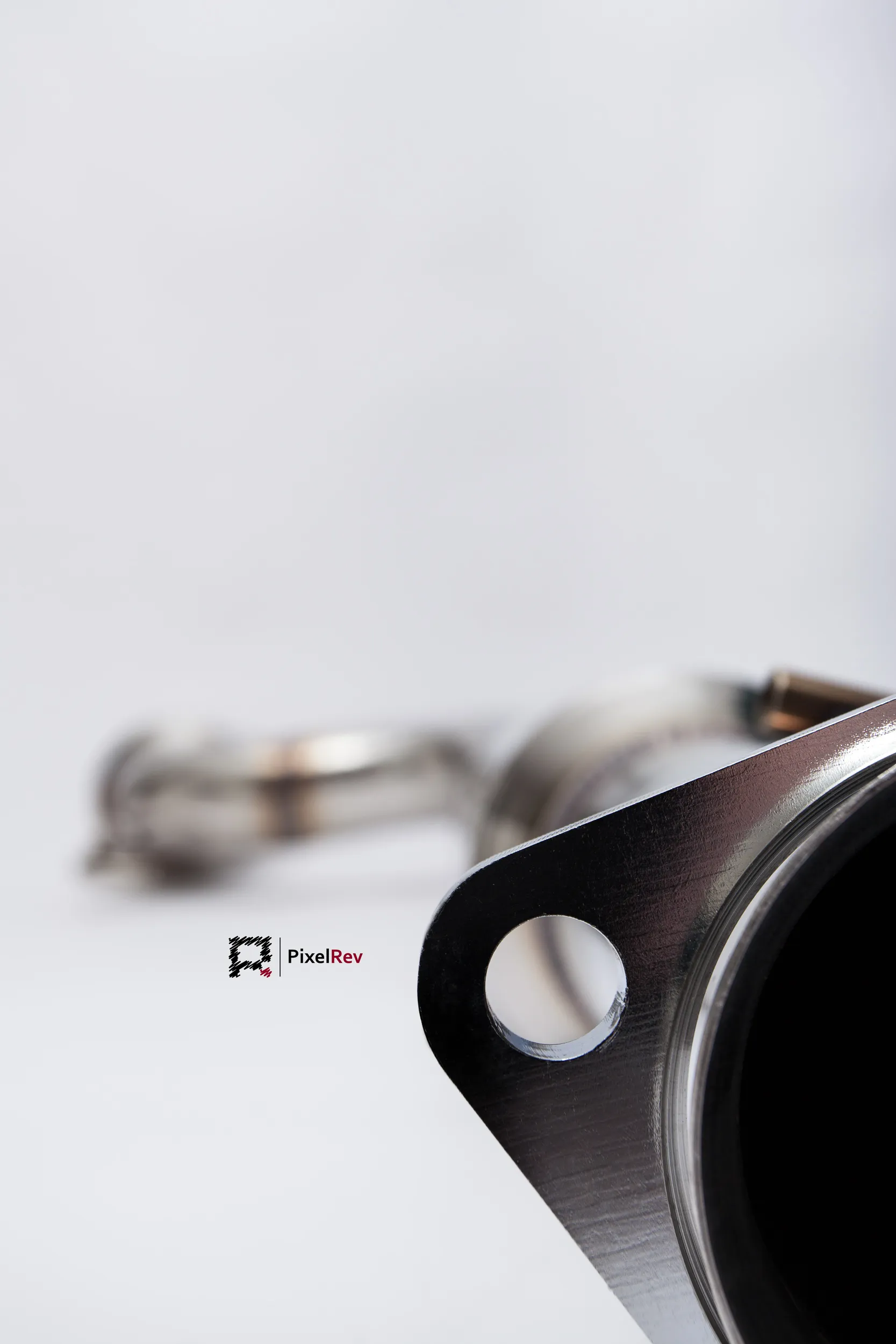 Flansch der Corksport-Downpipe auf weißem Hintergrund