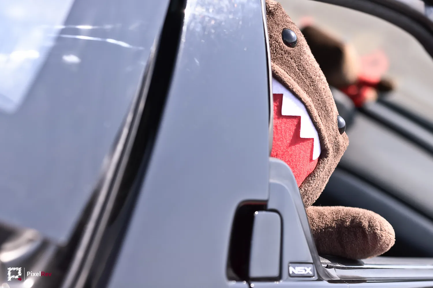 Domo-Plüschfigur schaut aus einem Honda NSX beim Überfest 2014 am Sachsenring
