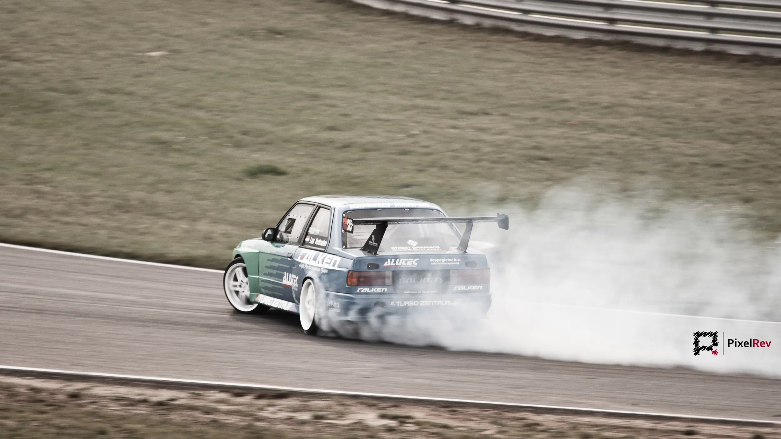 Driftfahrzeug mit dichtem Reifenqualm auf der Strecke beim Reisbrennen 2011
