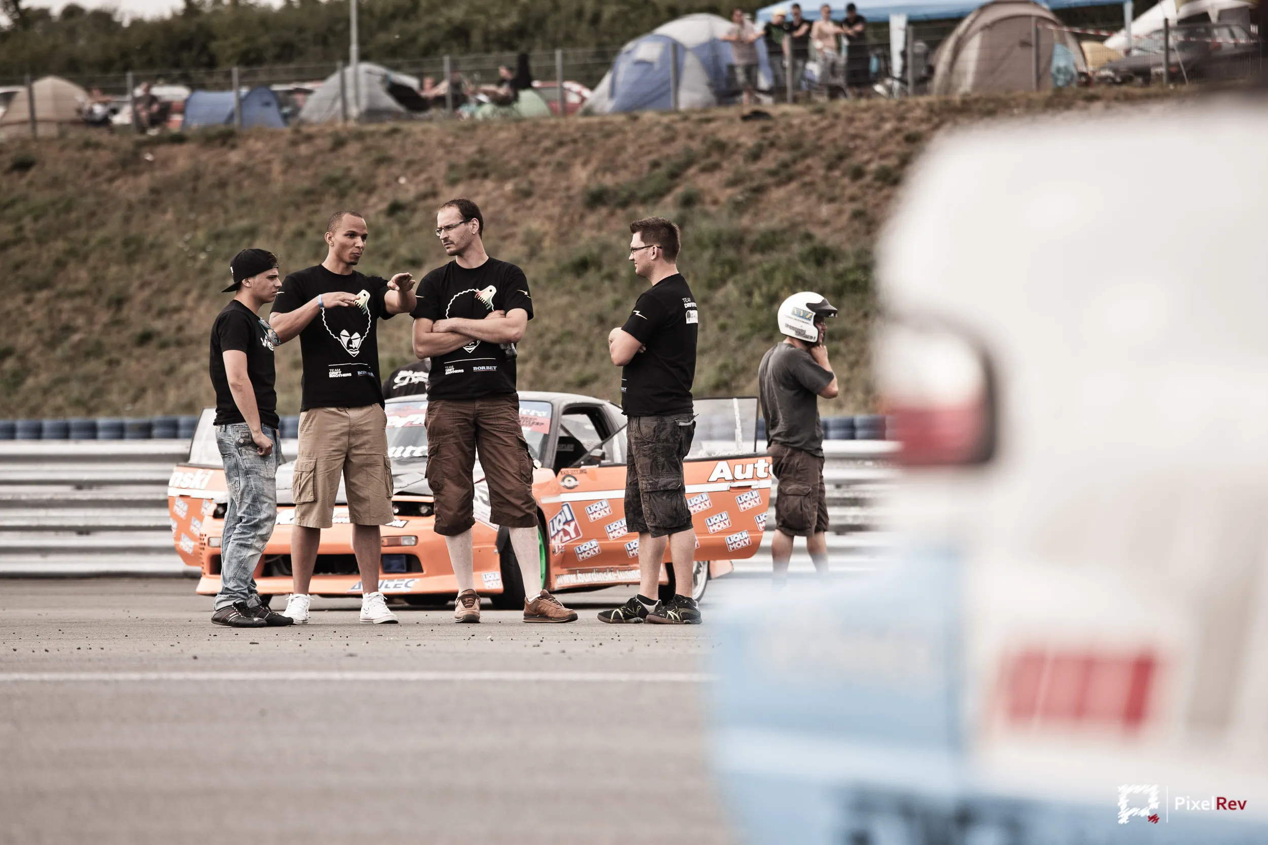 Drift-Team im Gespräch am Streckenrand beim Reisbrennen 2013