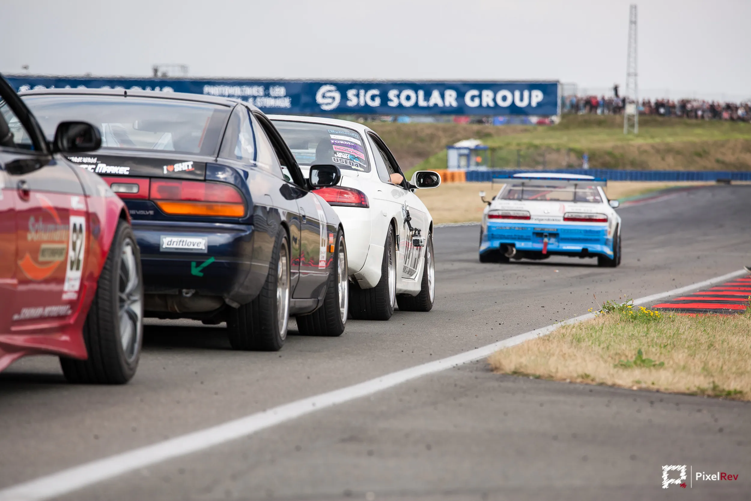Driftfahrzeuge in einer Reihe auf der Strecke in Oschersleben