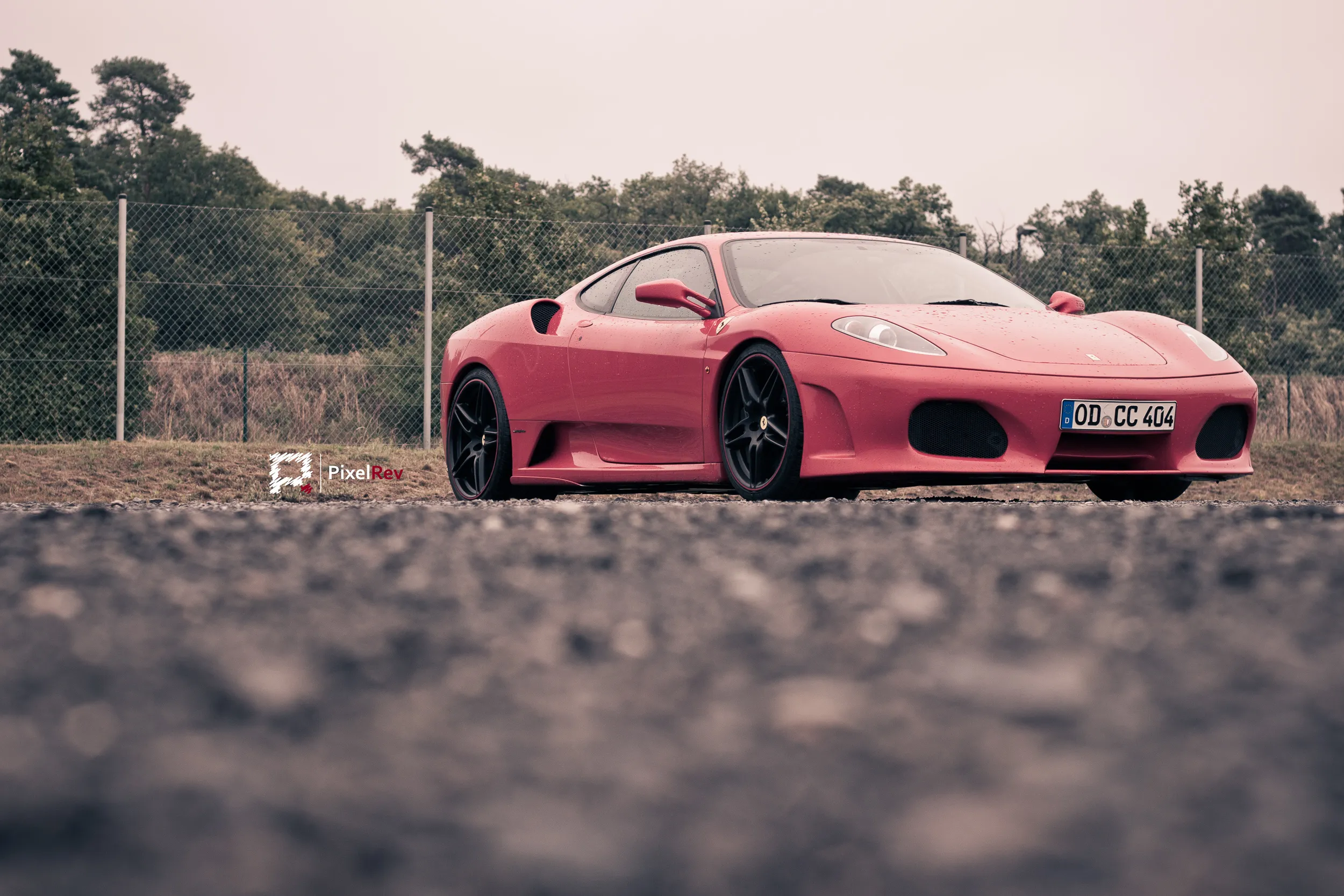 Roter Ferrari F430 aus der Froschperspektive am Spreewaldring
