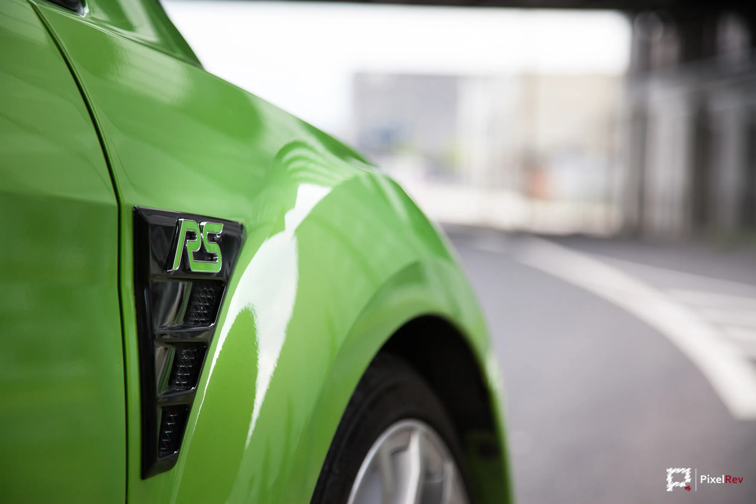 RS-Emblem am Kotflügel des grünen Ford Focus RS, Detailaufnahme