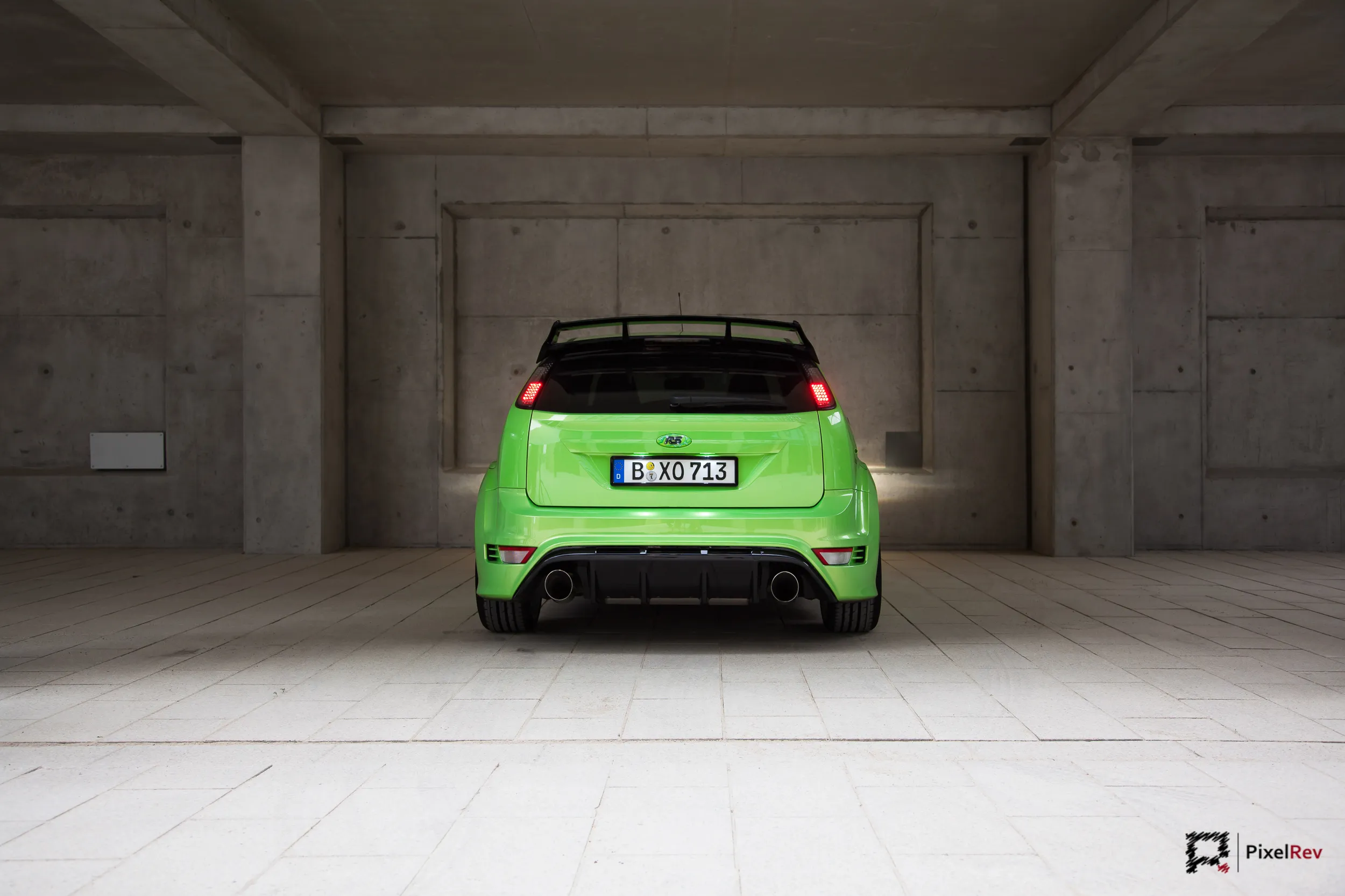 Heck des grünen Ford Focus RS in einer Betonhalle