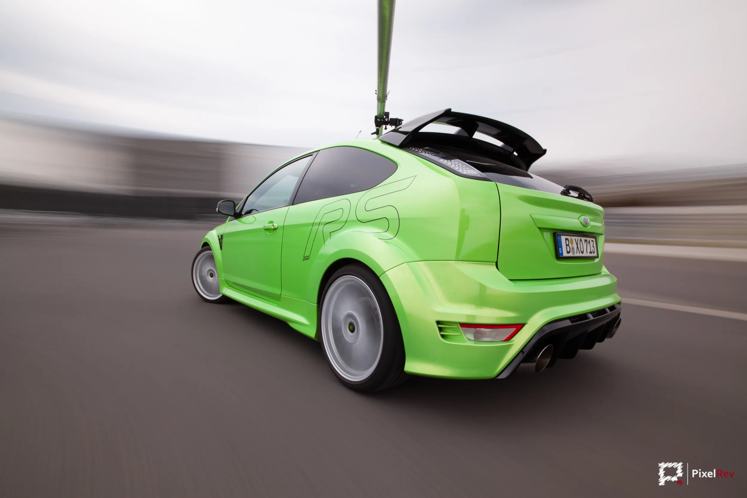 Heck eines grünen Ford Focus RS im Rig Shot am Flughafen BER