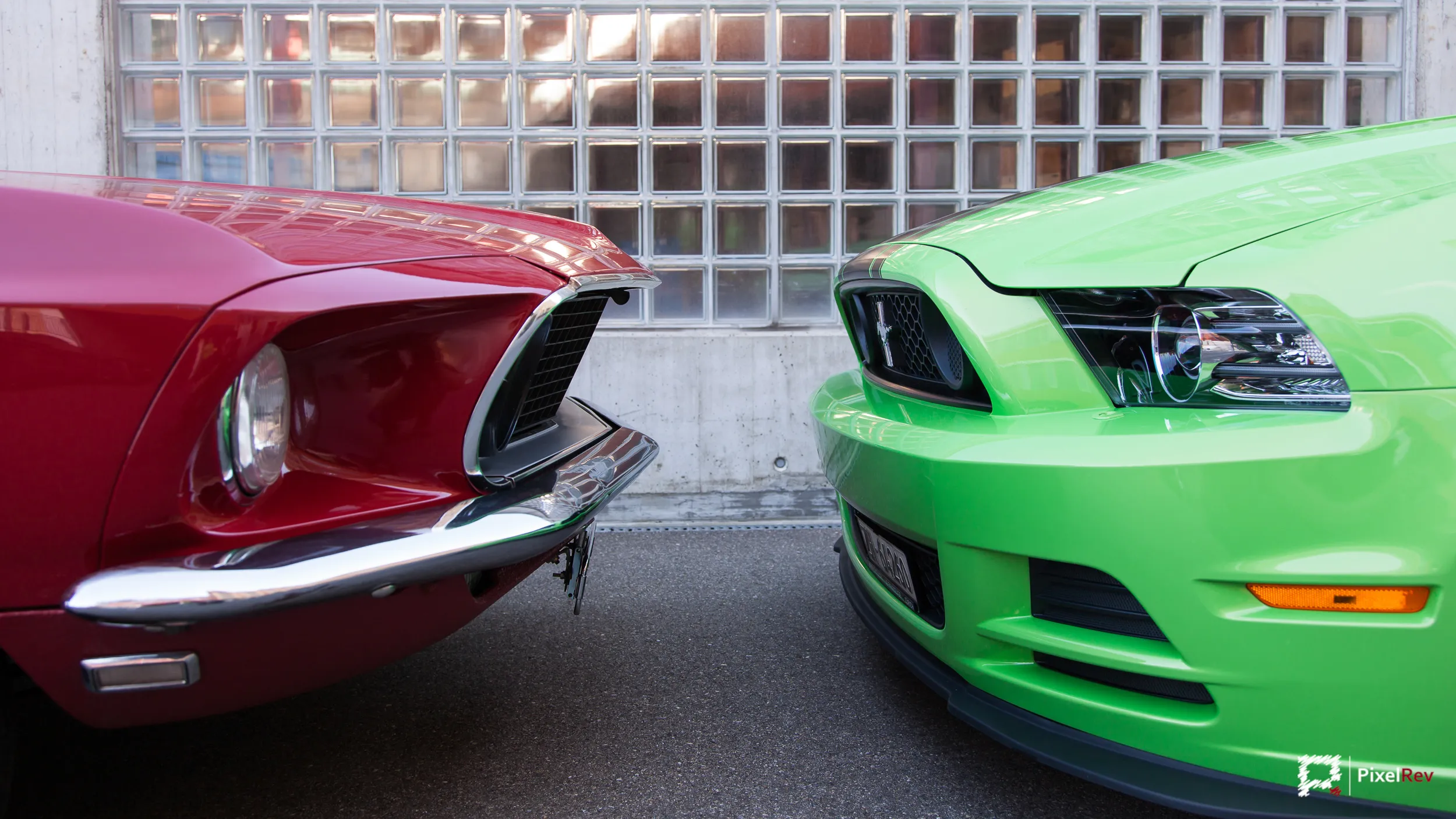 Fronten eines roten Ford Mustang von 1969 und eines grünen Ford Mustang Boss 302 im Vergleich