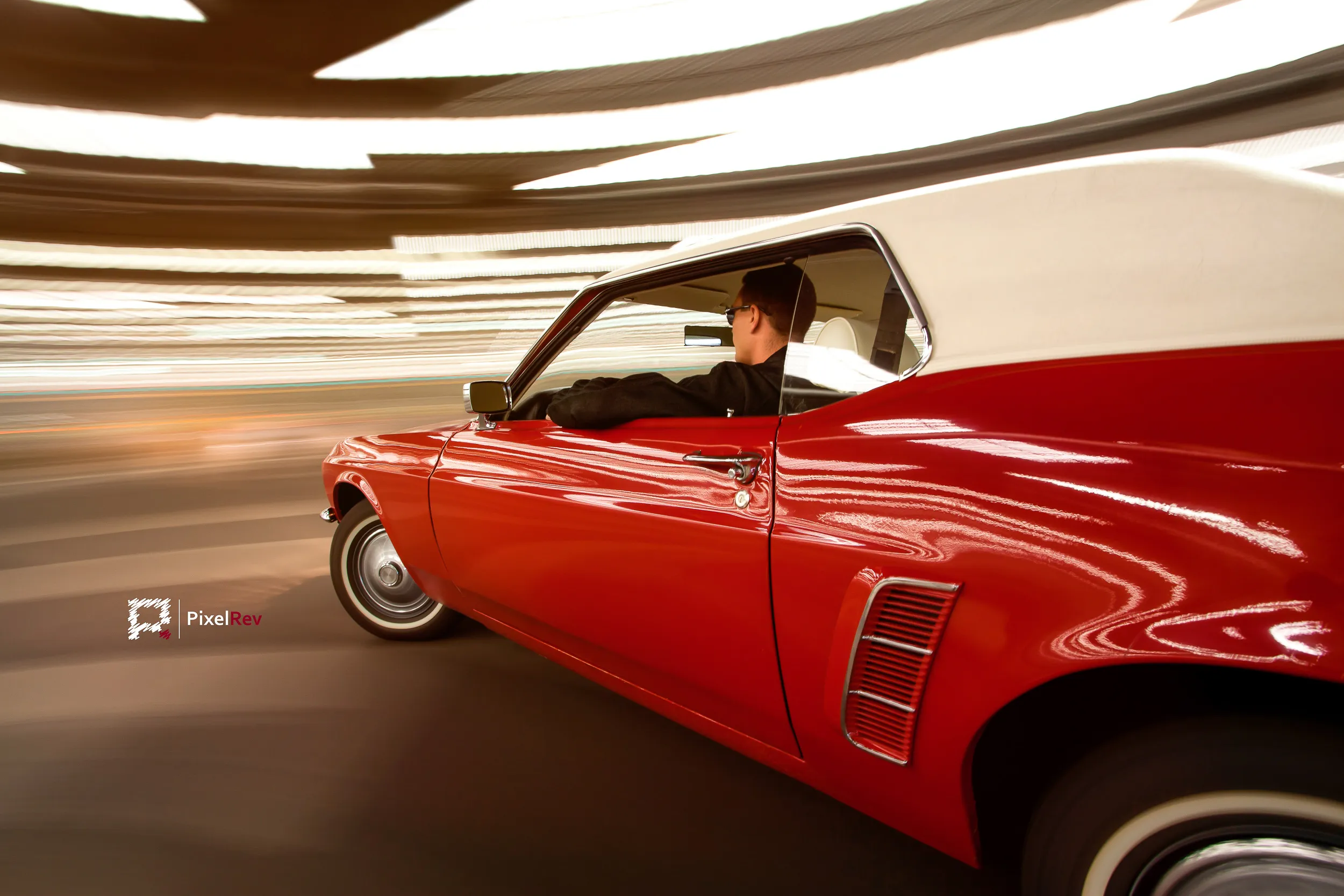Roter Ford Mustang von 1969 im Rig Shot, Fahrer im Profil, Tiefgarage verwischt