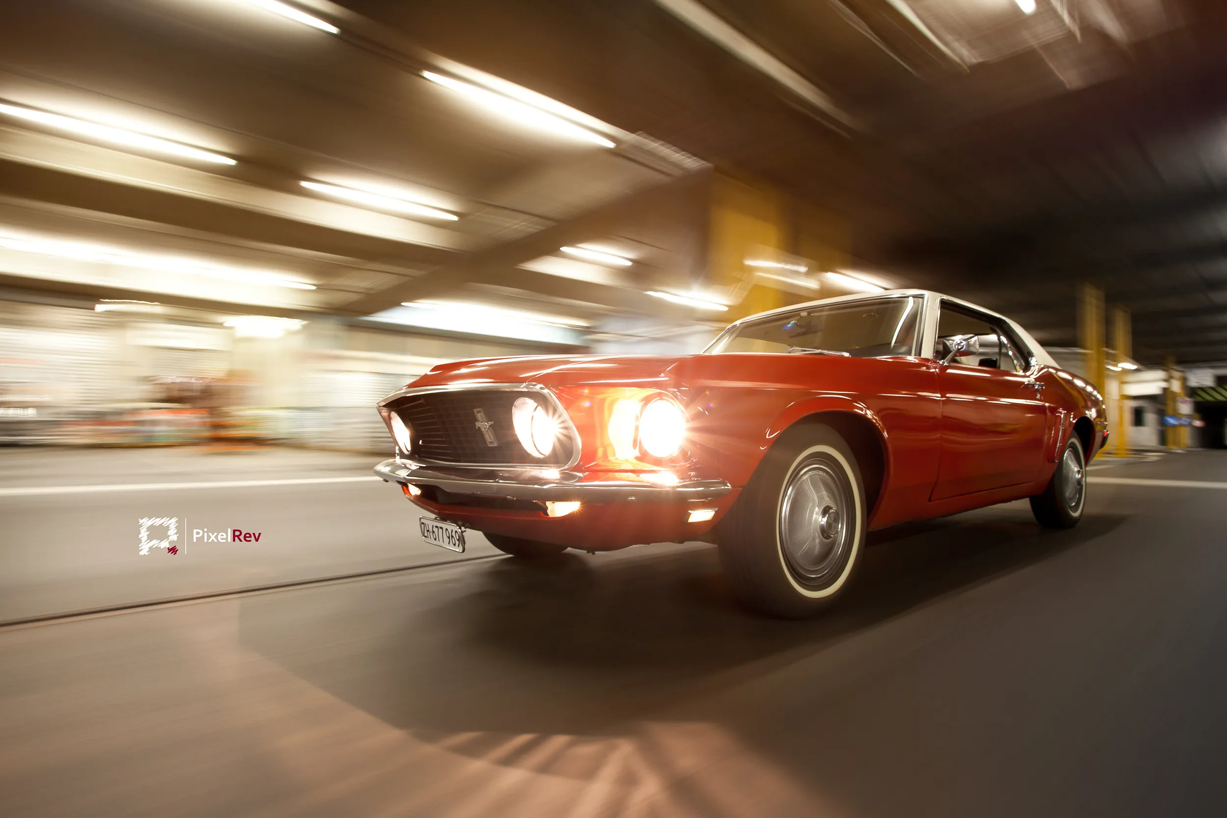 Roter Ford Mustang von 1969 im Rig Shot in einer Tiefgarage, Lichter in Bewegungsunschärfe