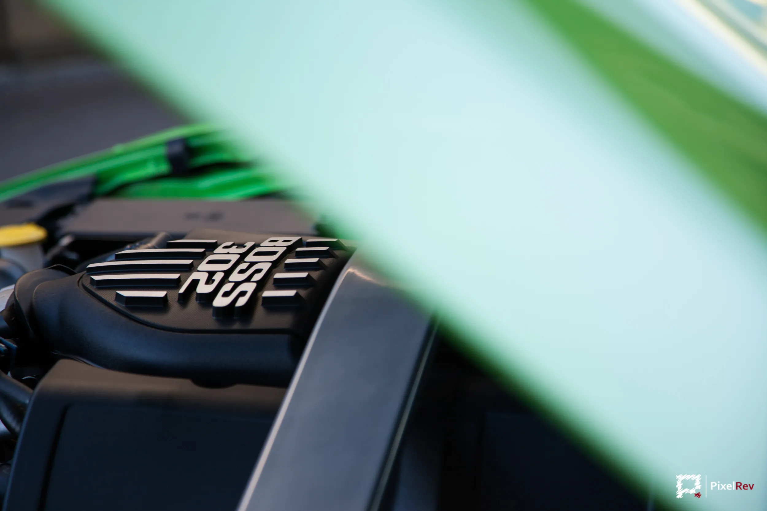 Ansaugbrücke mit „Boss 302“-Schriftzug im Motorraum eines Ford Mustang, Detailaufnahme
