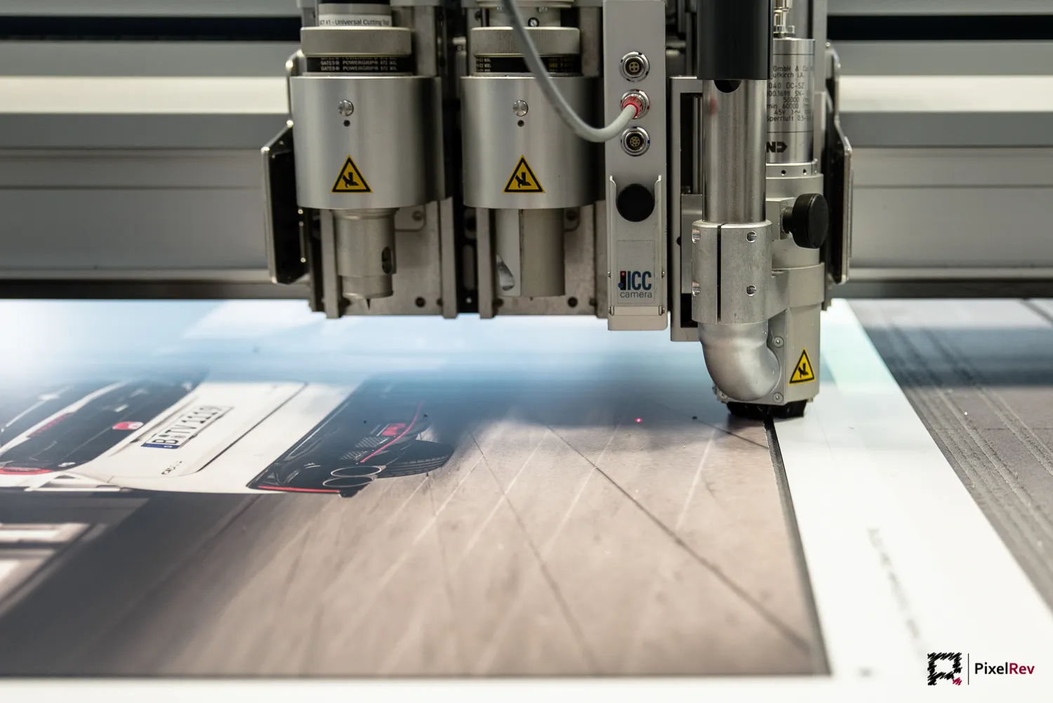 Plotter beim Zuschneiden eines Fotodrucks