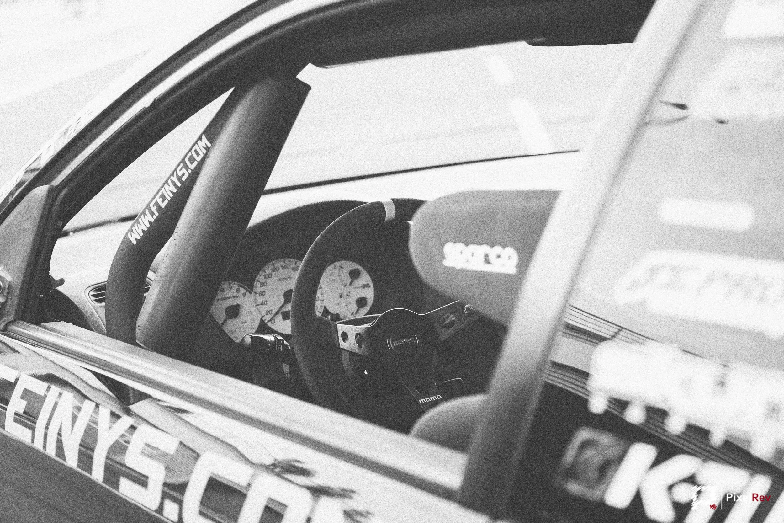 Cockpit des FPS Honda Civic mit Überrollkäfig und Sparco-Lenkrad, Schwarz-Weiß
