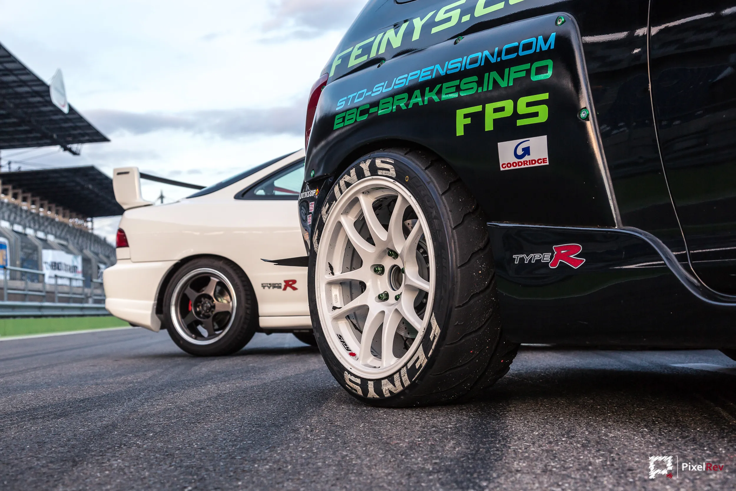 Felge des FPS Honda Civic, dahinter ein weißer Honda Integra Type R