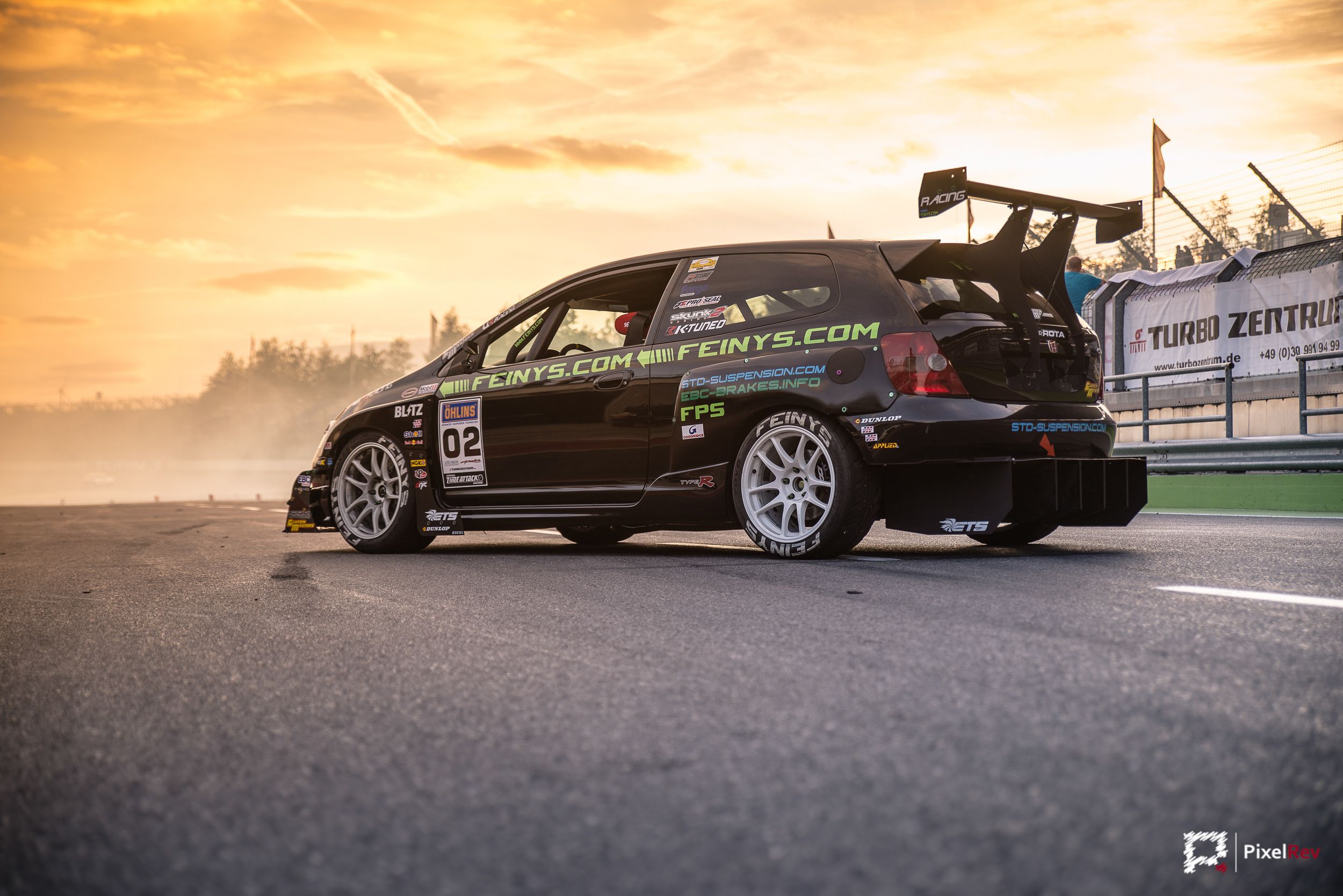FPS Honda Civic Type R im Gegenlicht des Sonnenuntergangs, Staub in der Luft