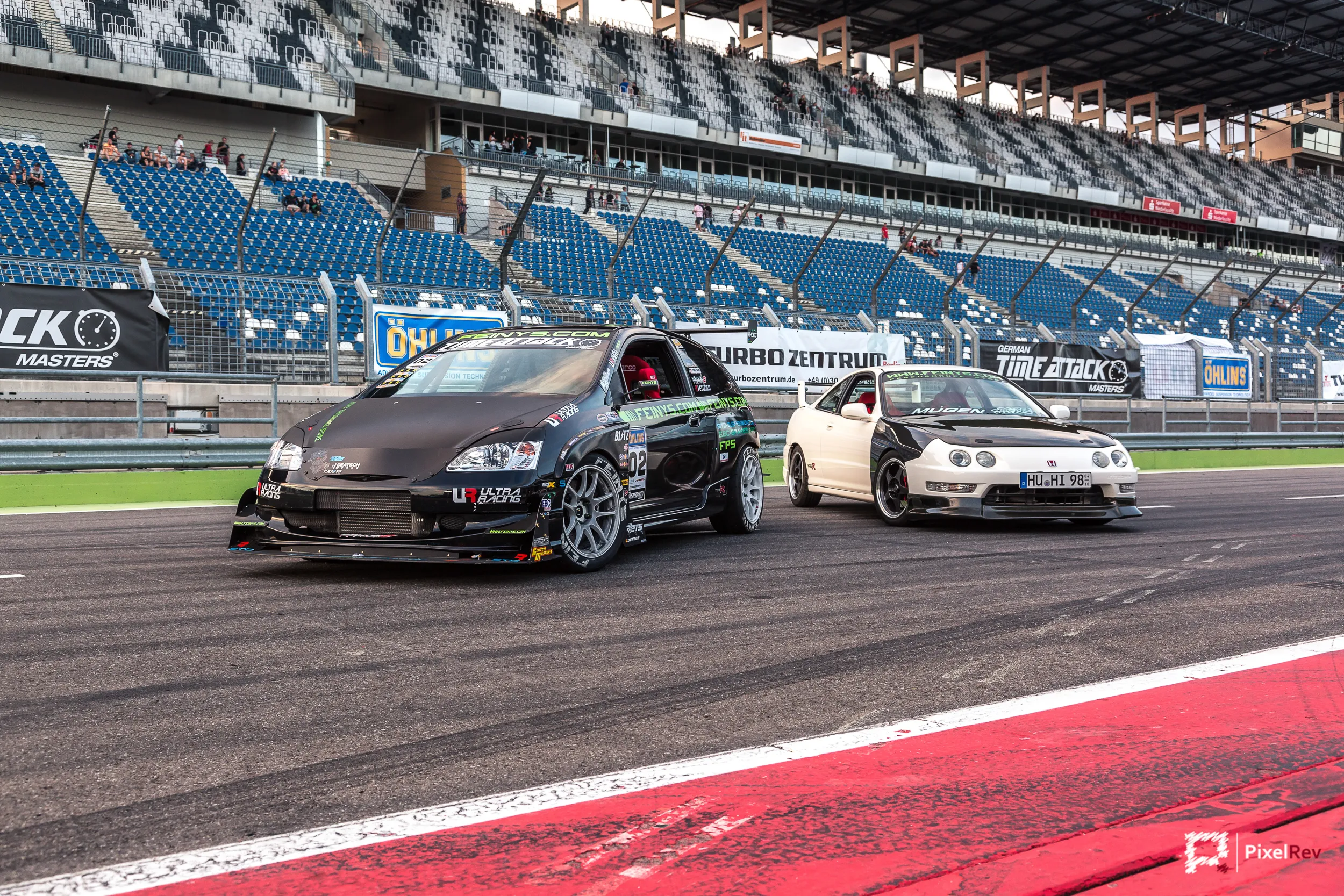 FPS Honda Civic Type R und weißer Honda Integra Type R in der Boxengasse