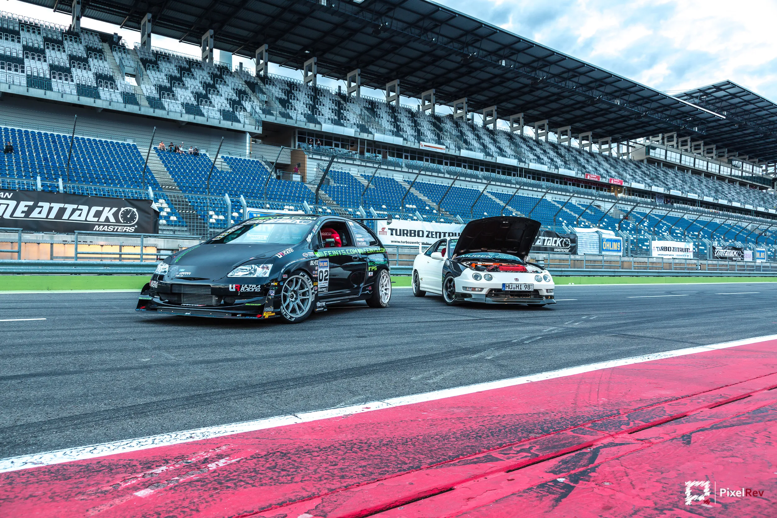 FPS Honda Civic und Honda Integra mit geöffneter Motorhaube vor der Tribüne