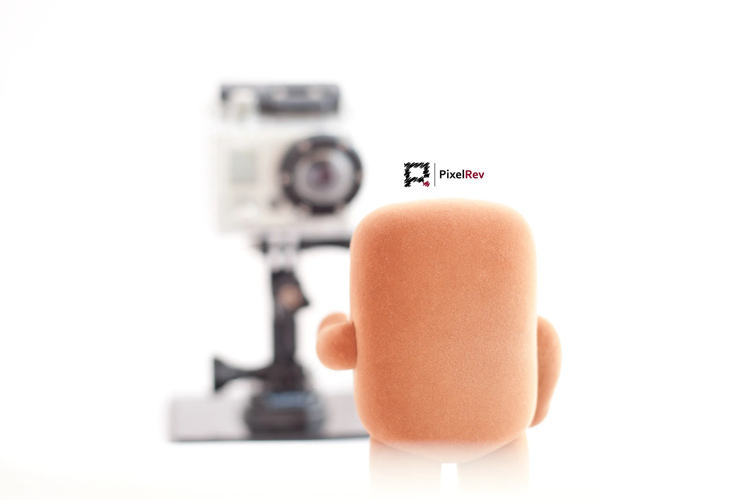 GoPro-Kamera unscharf hinter einer Domo-Plüschfigur