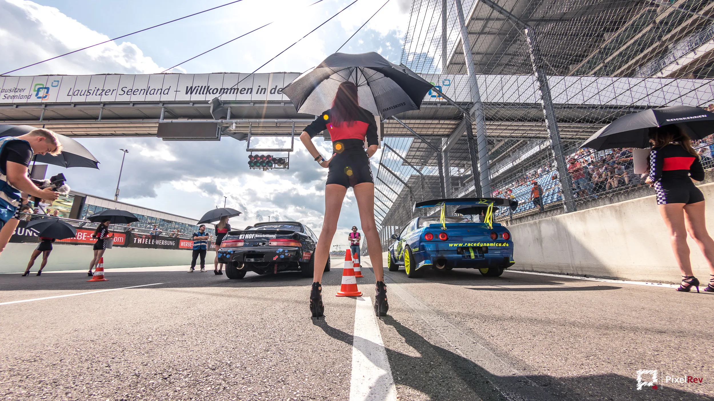 Grid Girl mit Schirm in der Startaufstellung am Lausitzring