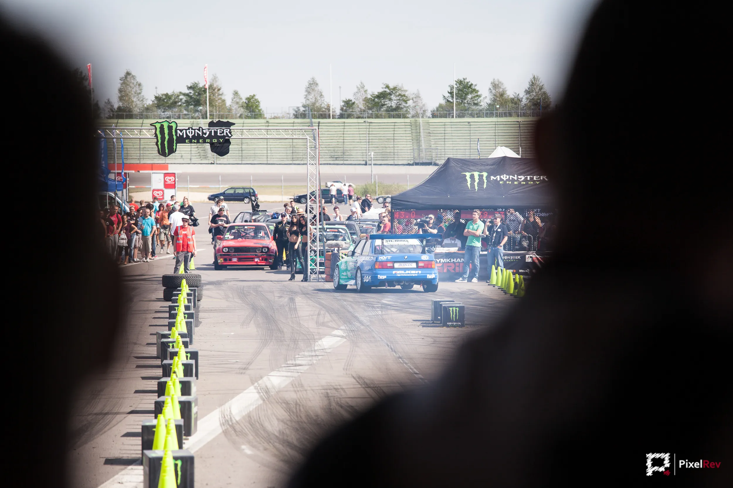 Blick zwischen Zuschauern hindurch auf den Gymkhana-Parcours am Lausitzring