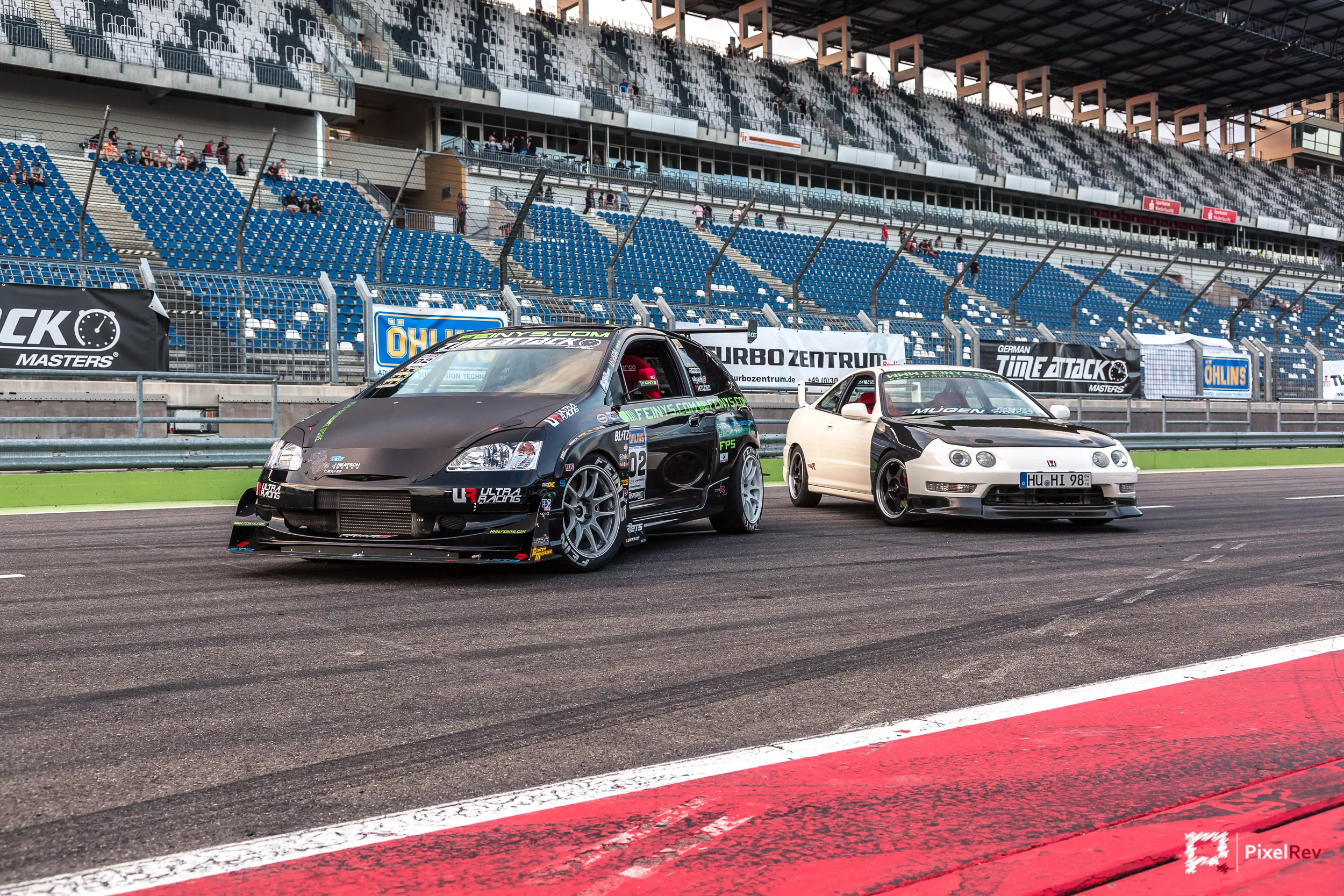 Honda Civic Type R und Honda Integra beim Time Attack vor der Tribüne