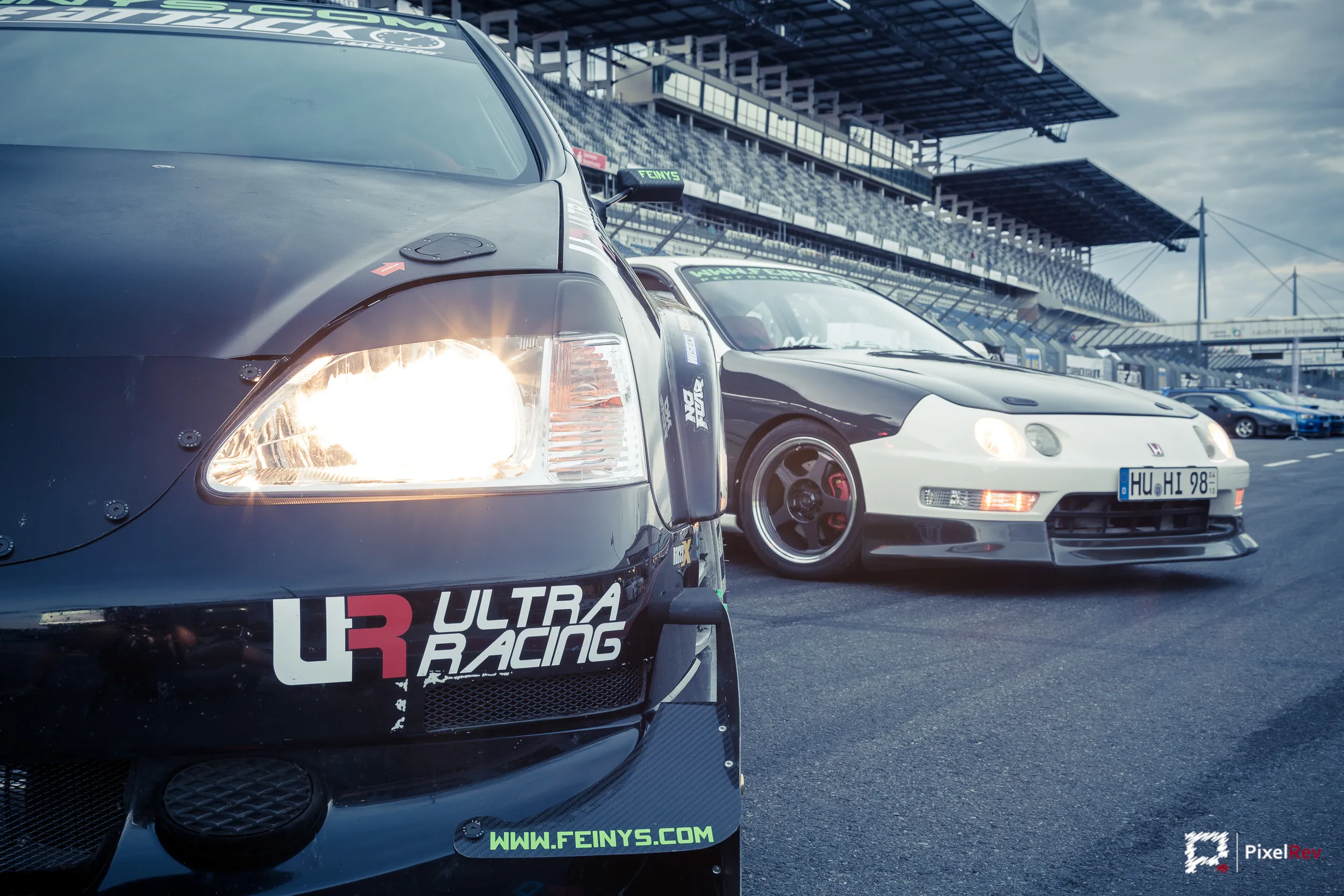 Scheinwerfer eines schwarzen Honda Civic, dahinter ein weißer Honda Integra