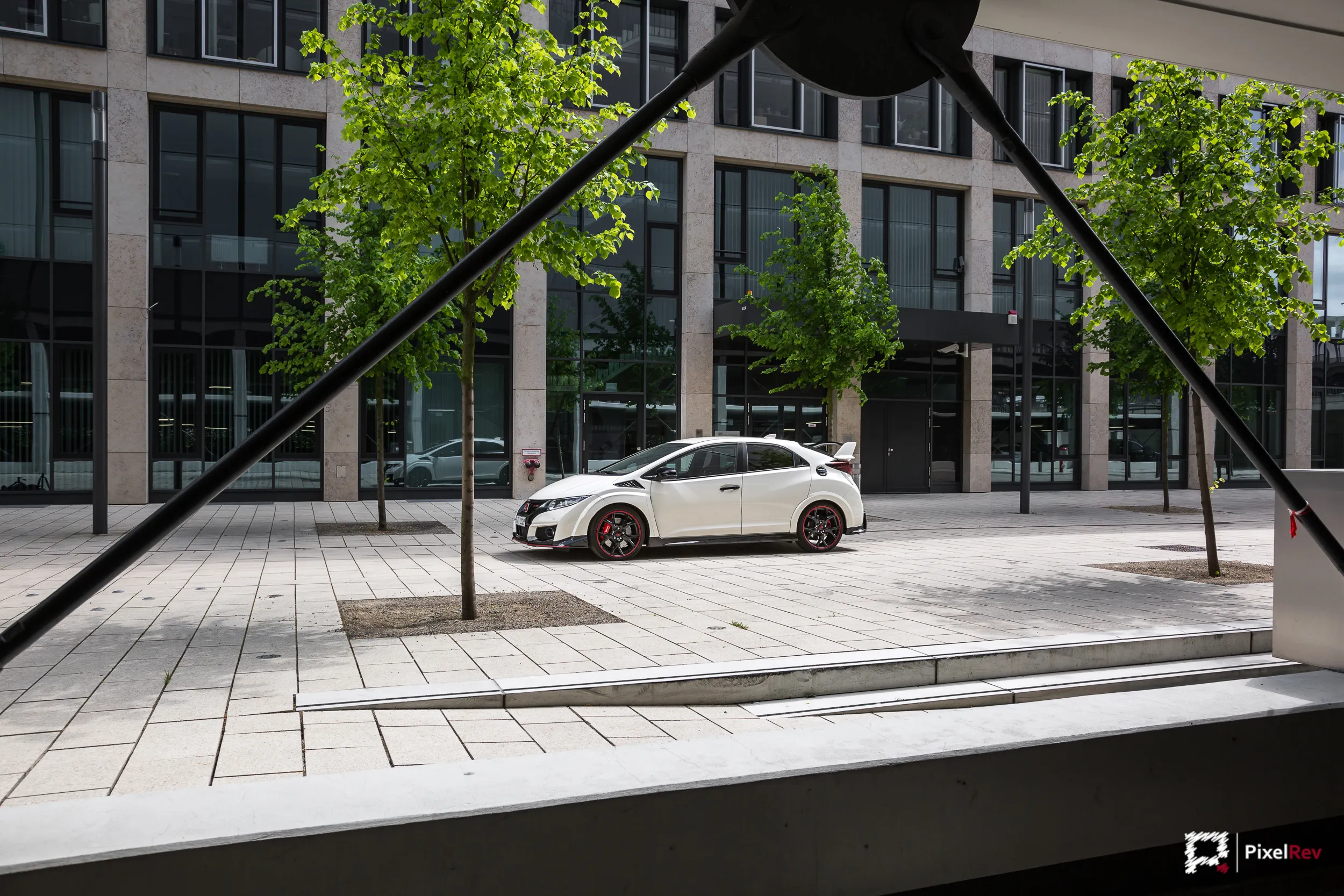 Weißer Honda Civic Type R FK2 vor einem Glasgebäude am Flughafen BER