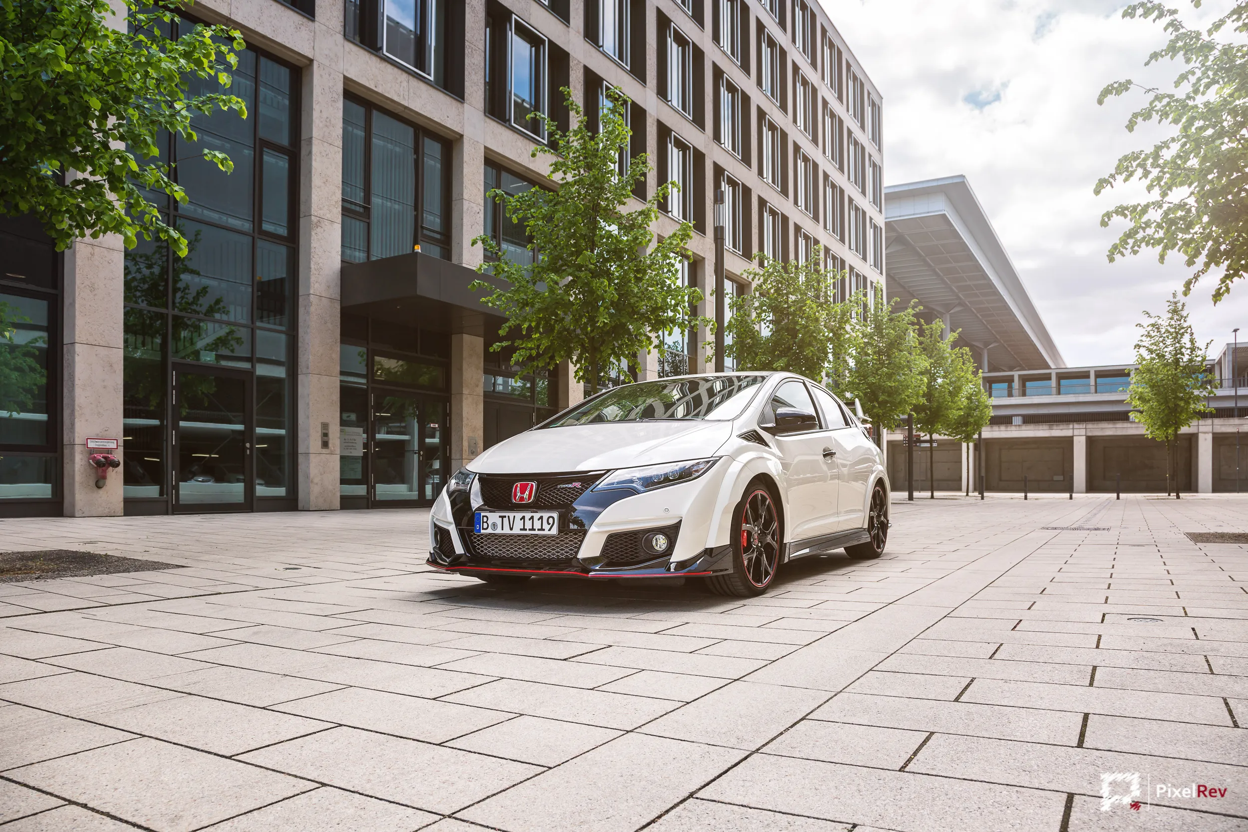 Weißer Honda Civic Type R FK2 vor einem Bürogebäude am Flughafen BER