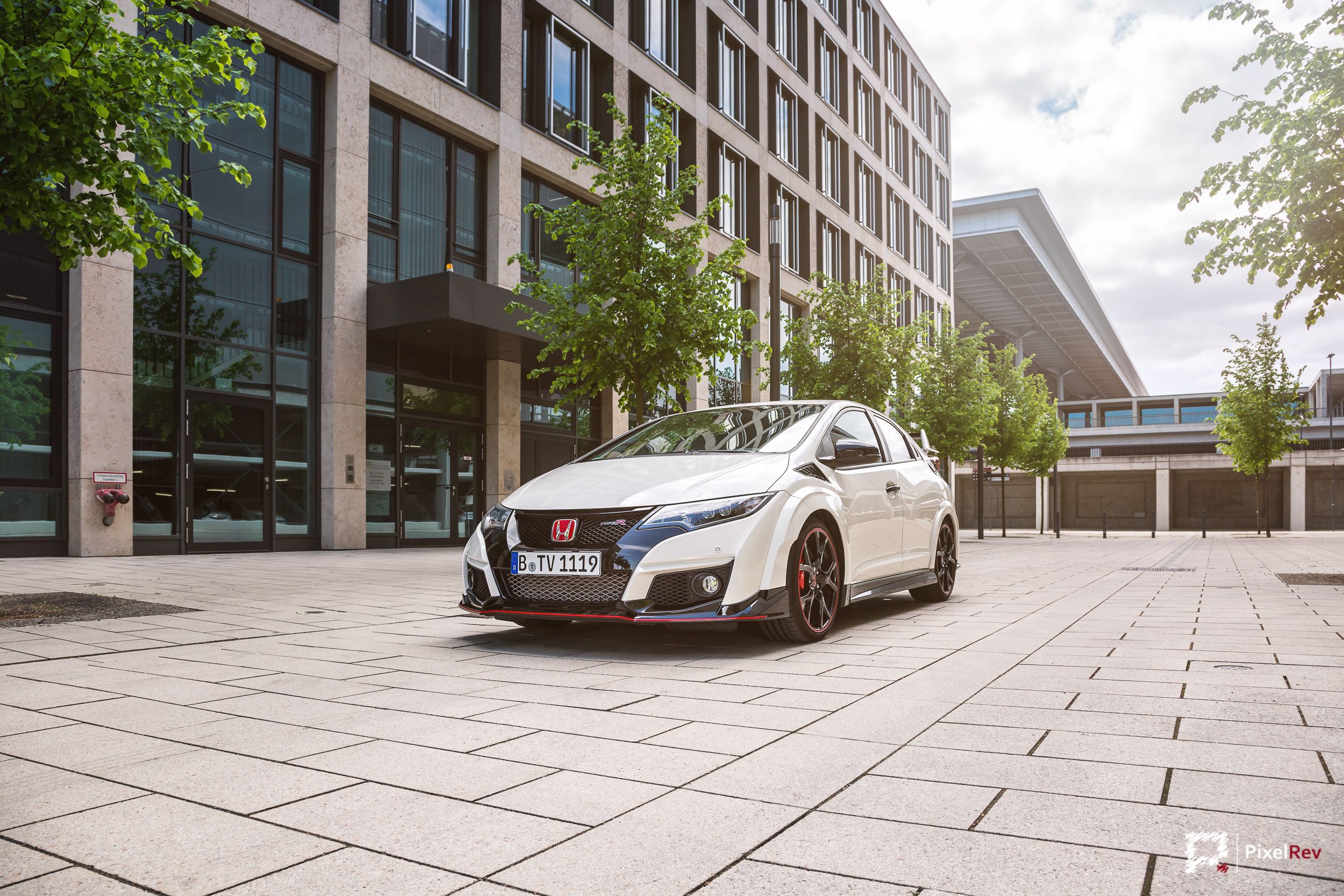 Weißer Honda Civic Type R FK2 vor einem Bürogebäude am Flughafen BER