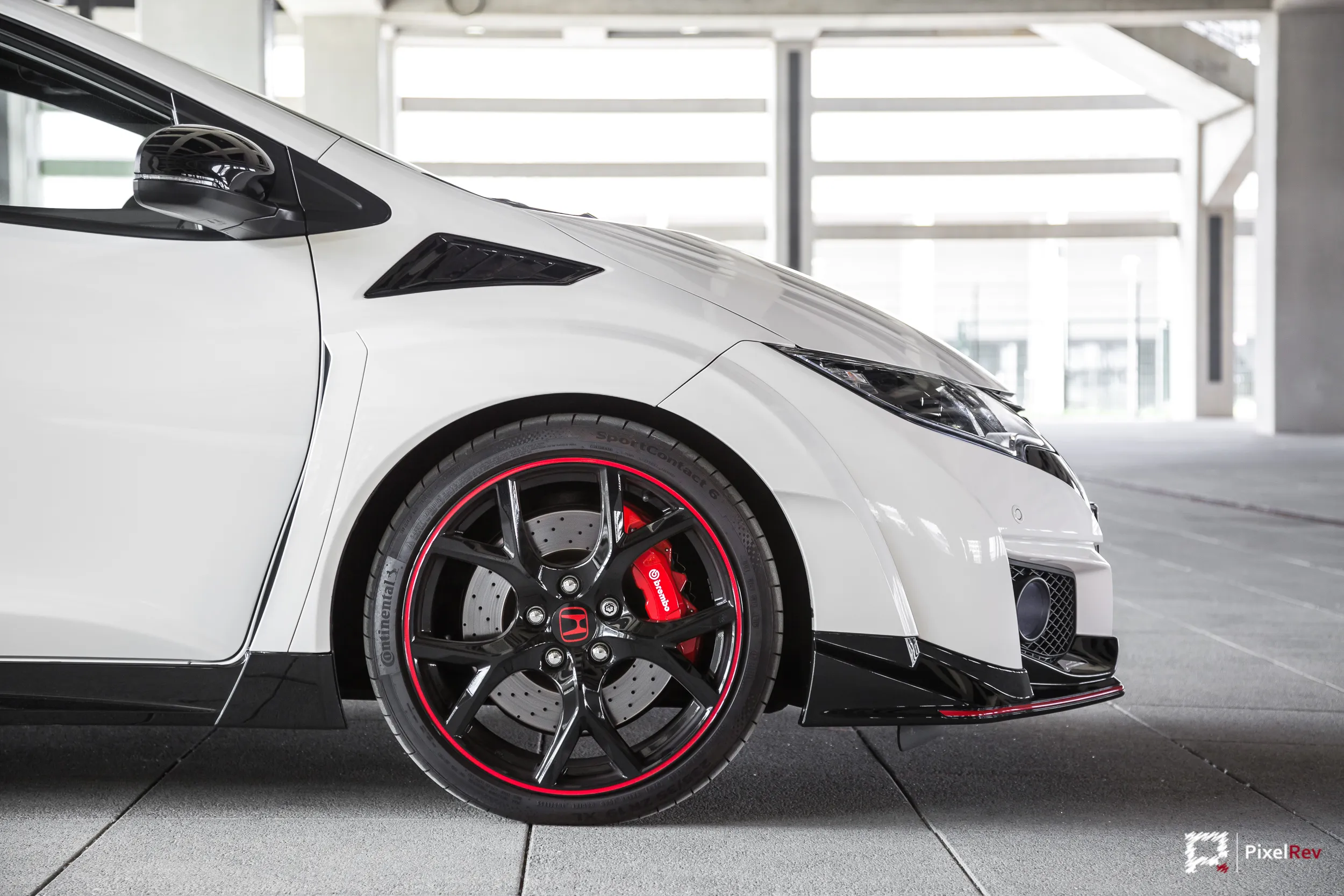 Front und Rad des Honda Civic Type R FK2 in einer Betonhalle