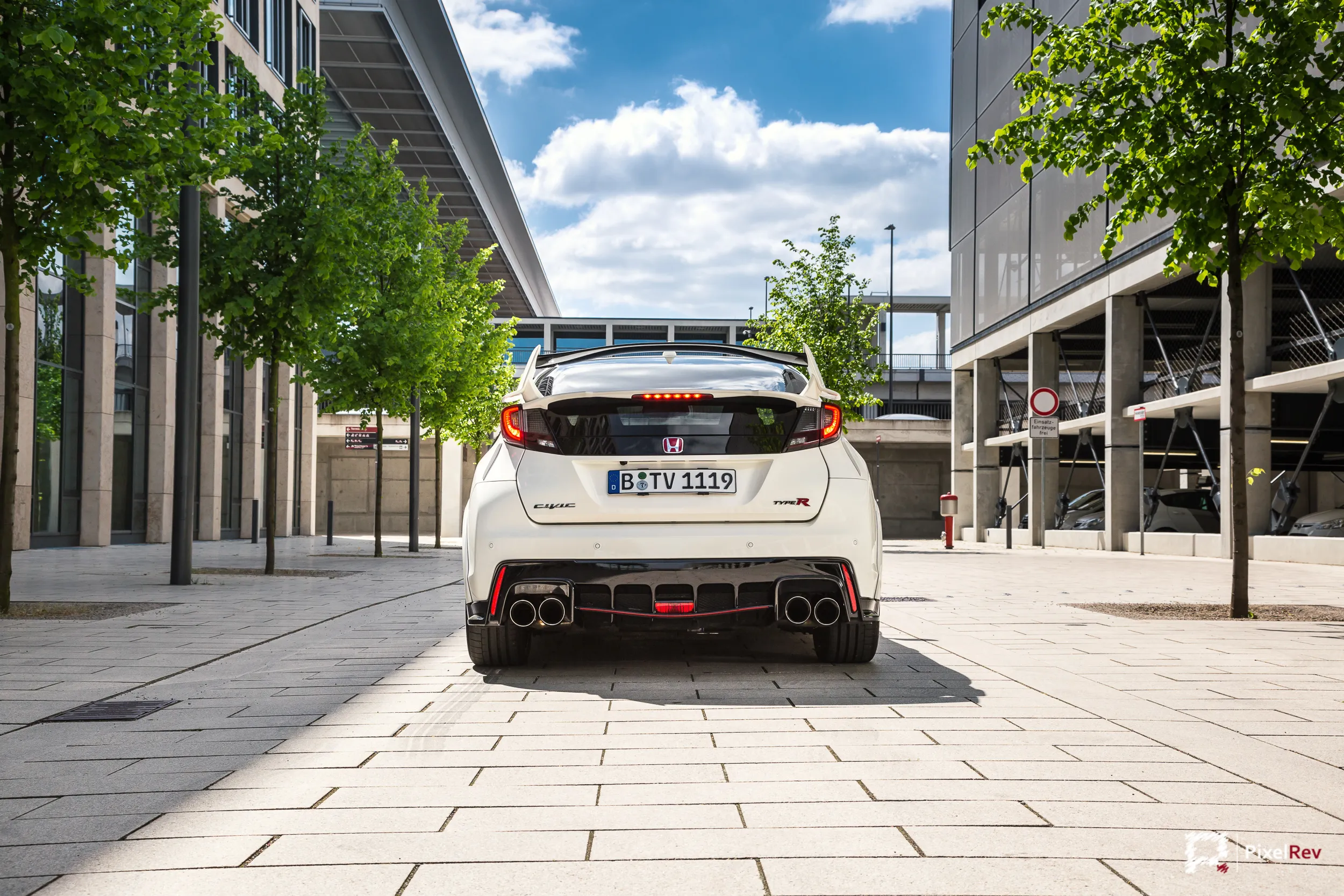Heck des weißen Honda Civic Type R FK2 mit Doppelflügel
