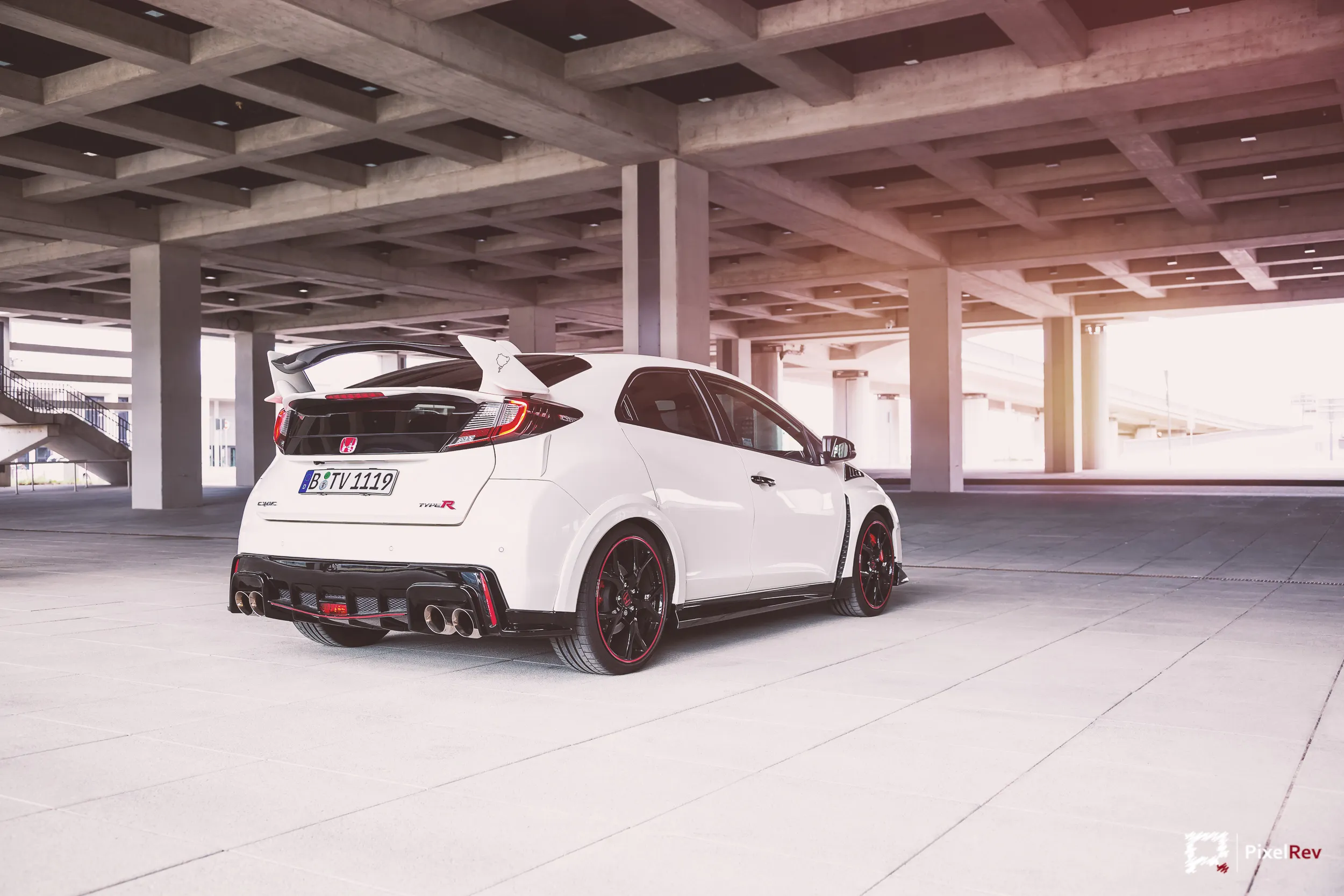 Heck des Honda Civic Type R FK2 im Gegenlicht in einer Halle