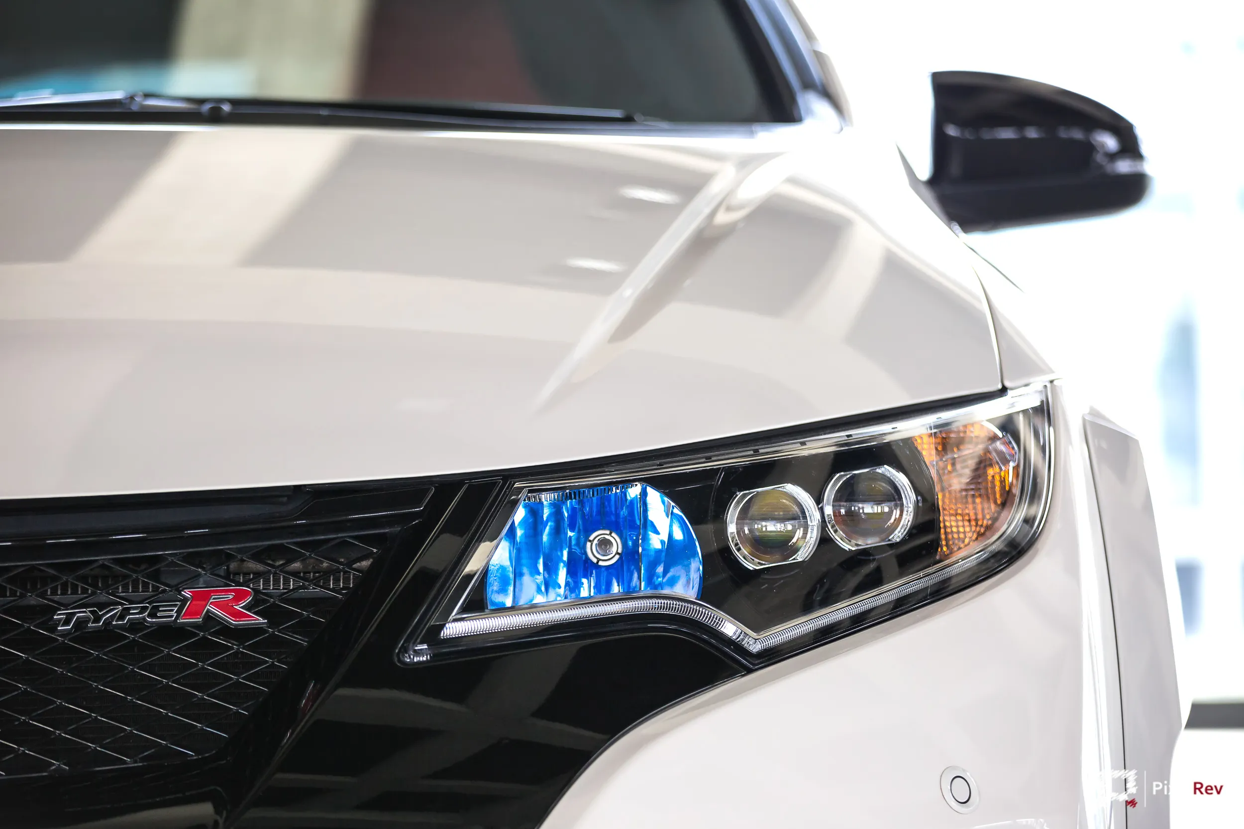 Scheinwerfer und Type-R-Emblem des Honda Civic FK2, Detailaufnahme