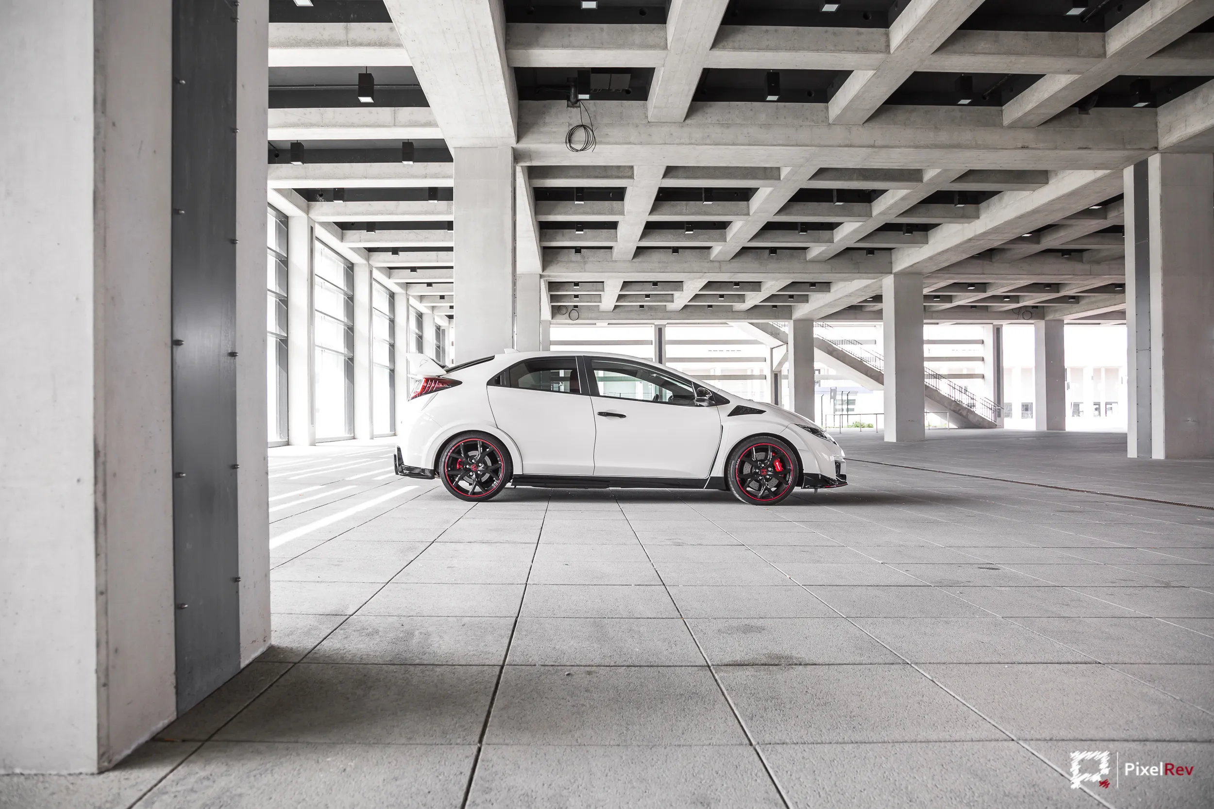 Weißer Honda Civic Type R FK2 in der Seitenansicht in einer Betonhalle