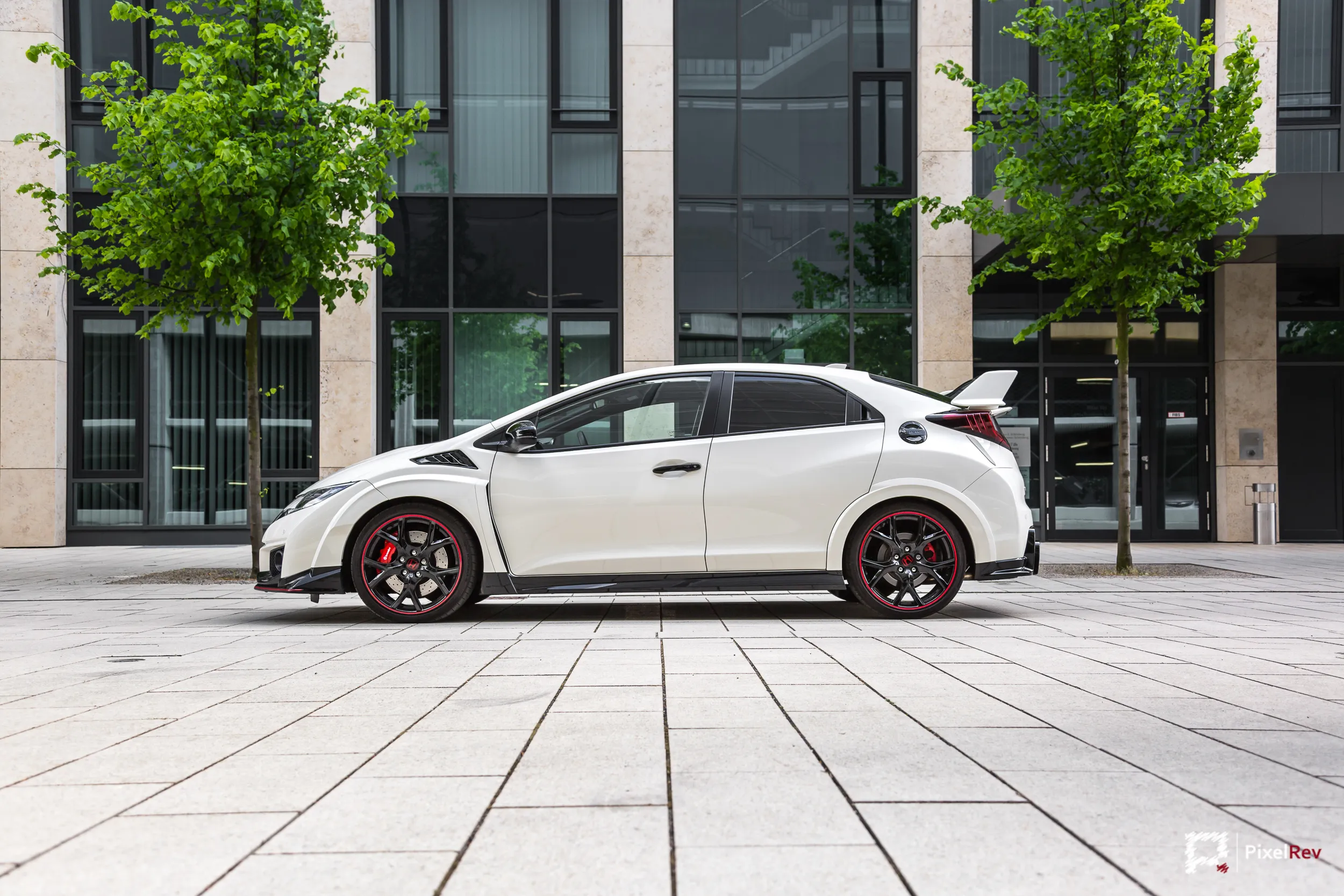 Weißer Honda Civic Type R FK2 in der Seitenansicht vor einer Glasfassade