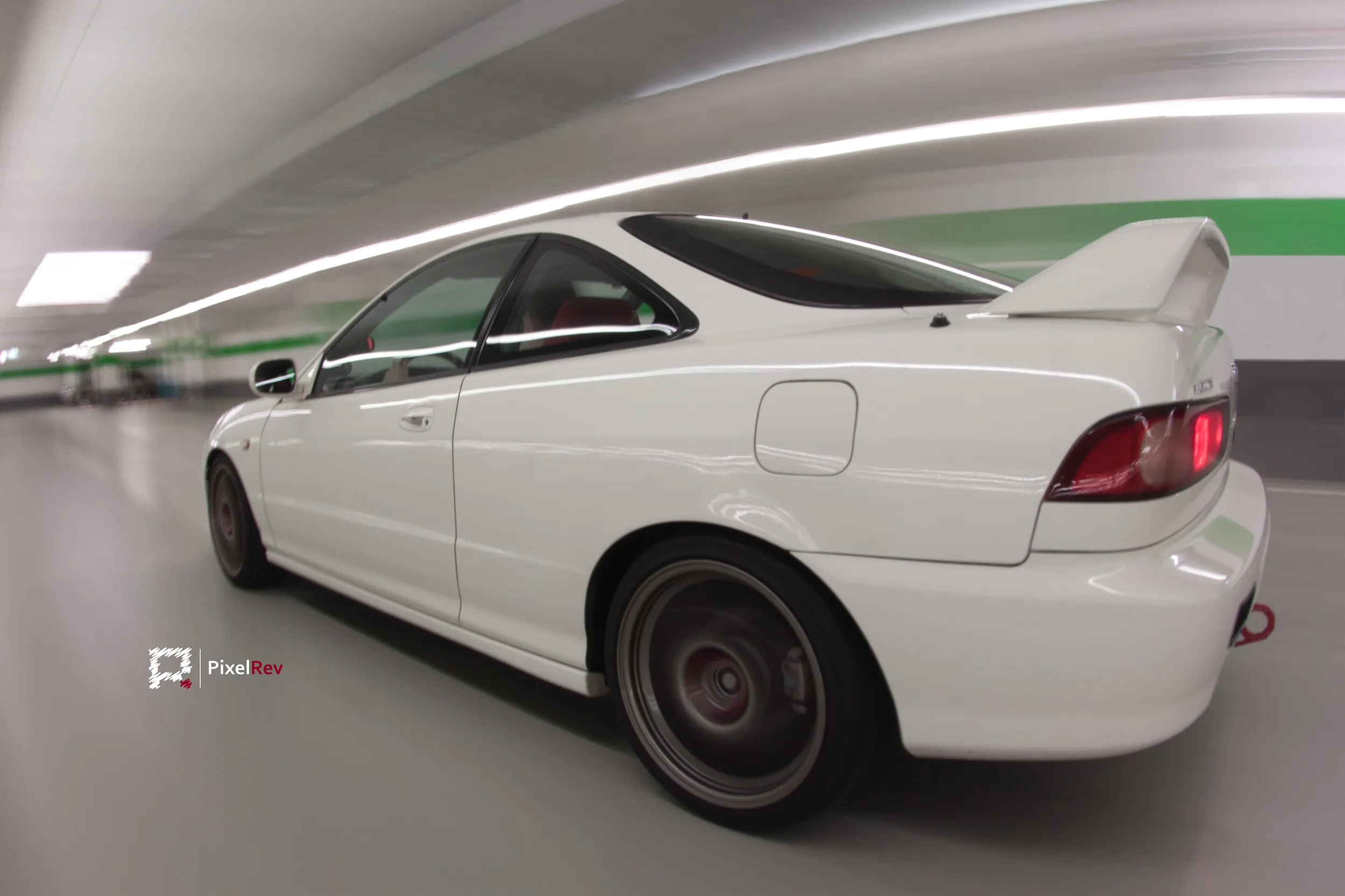 Weißer Honda Integra Type R DC2 im Rig Shot in einem Parkhaus, Deckenlichter in Bewegungsunschärfe