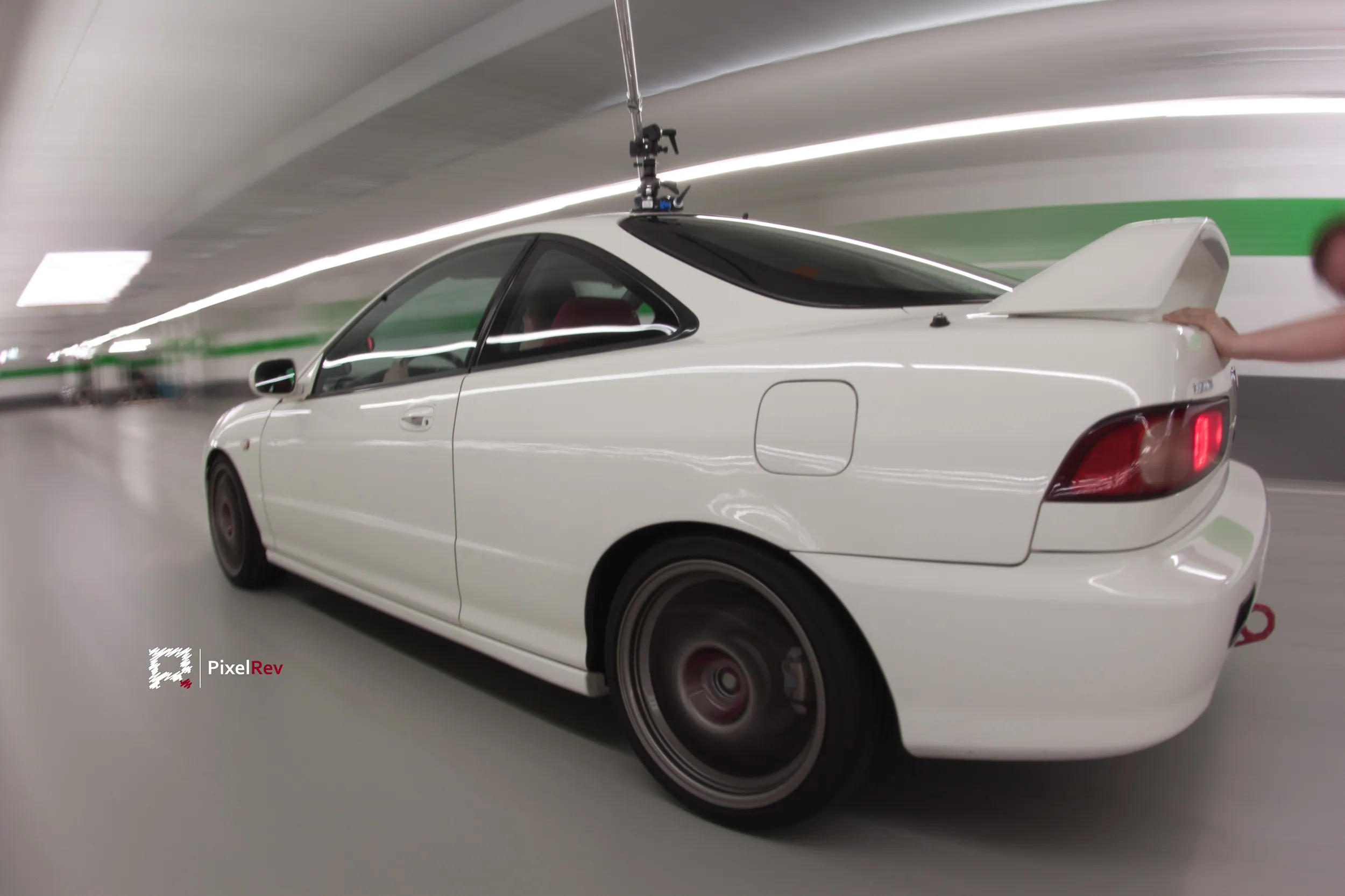 Weißer Honda Integra Type R DC2 im Rig Shot in einem Parkhaus, Rig noch sichtbar