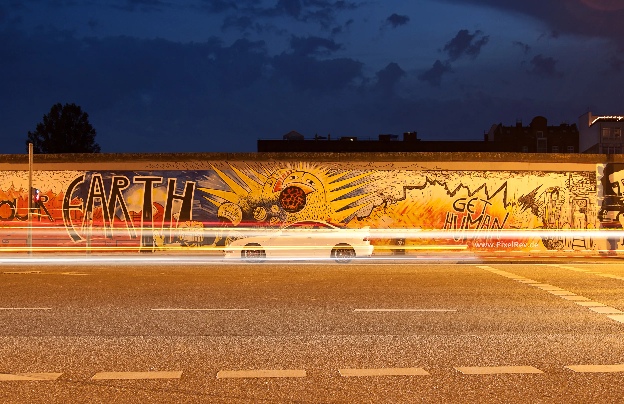 Langzeitbelichtung an der Berliner East Side Gallery mit Lichtspuren eines Honda Integra Type R