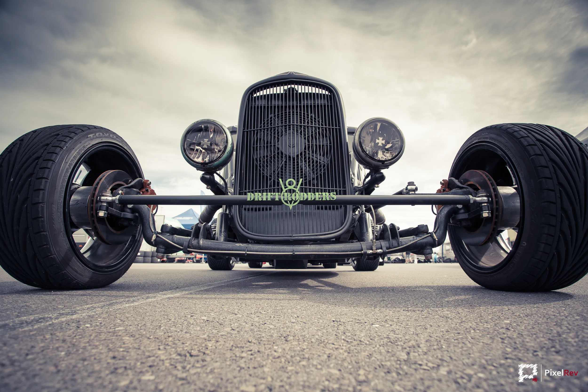 Front eines Hot Rods mit breiten Reifen aus der Froschperspektive