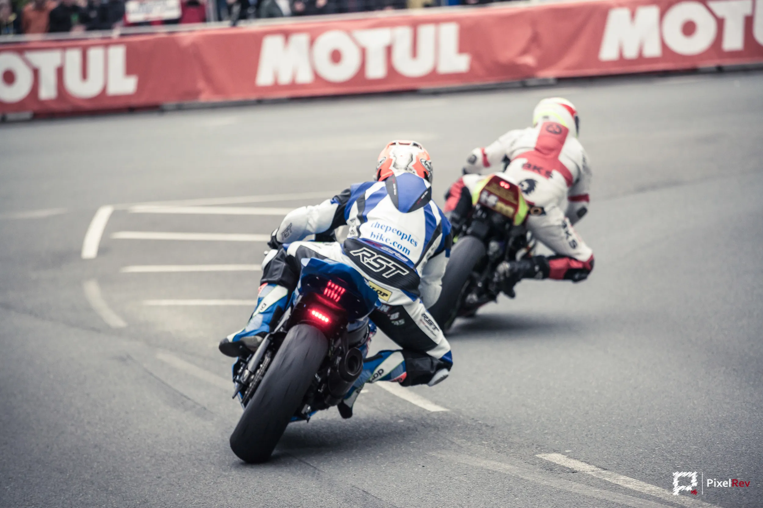 Zwei Motorradfahrer in Schräglage bei der Isle of Man TT 2014