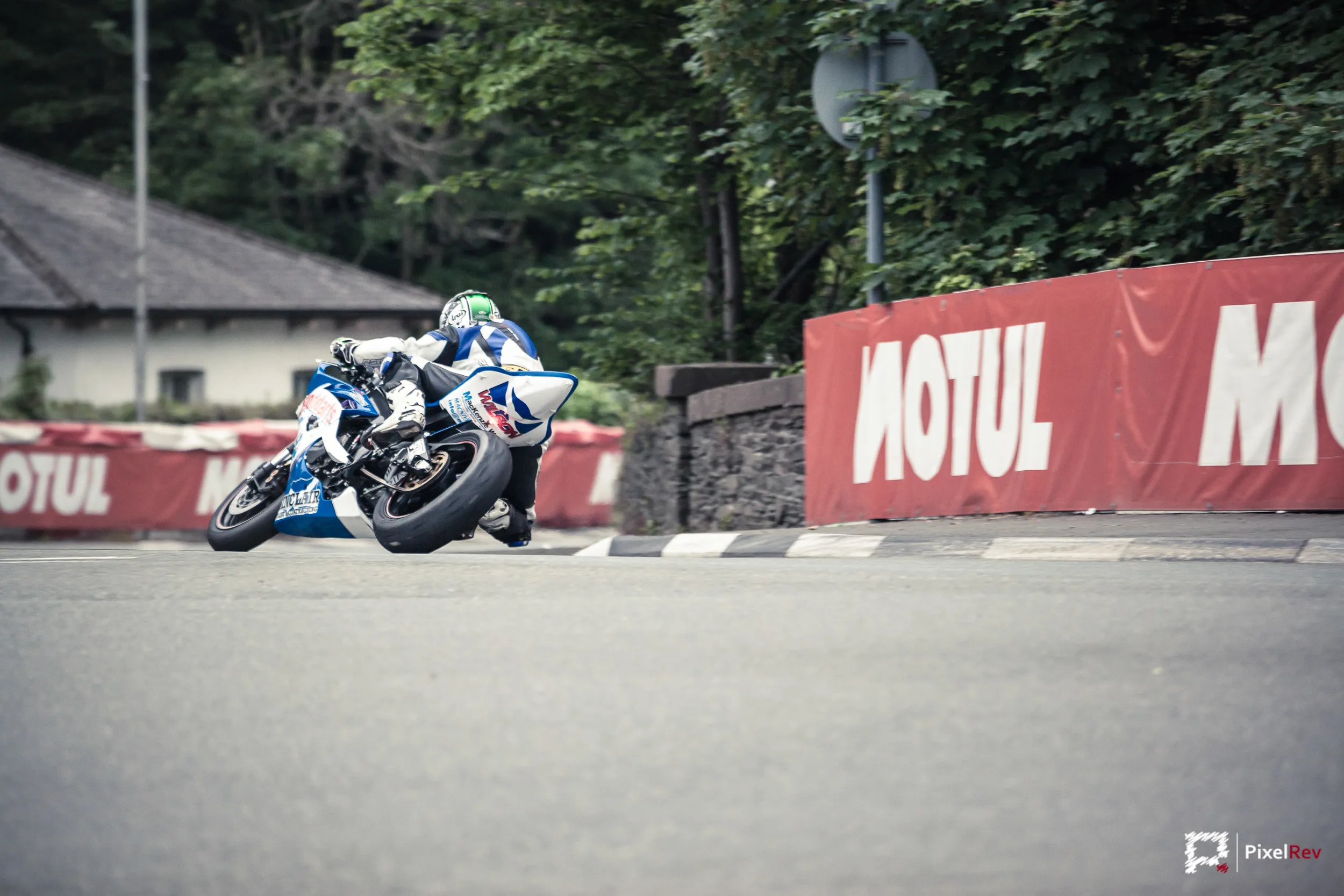 Motorrad in Schräglage vor Motul-Bannern bei der Isle of Man TT