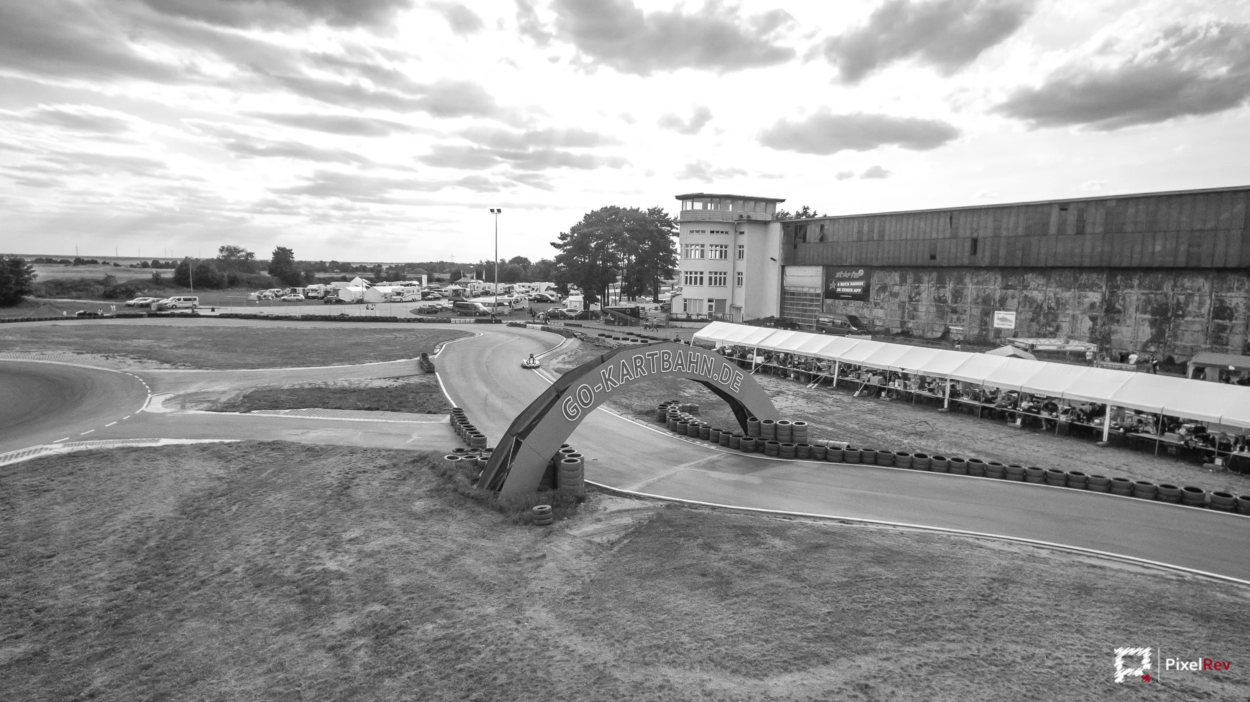 Kartbahn mit Brücke aus der Vogelperspektive in Schwarz-Weiß