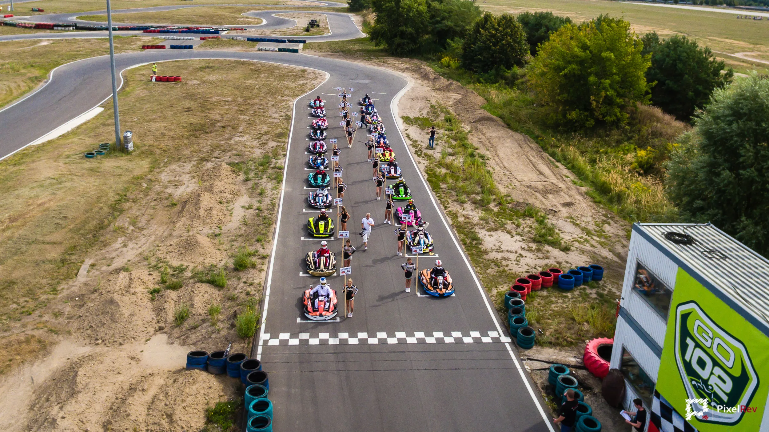 Luftaufnahme der Startaufstellung beim 24-Stunden-Kartrennen „24h von Berlin“ 2016